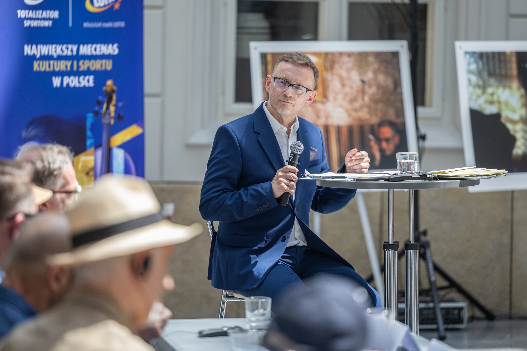 na zdjęciu osoby podczas konferencji