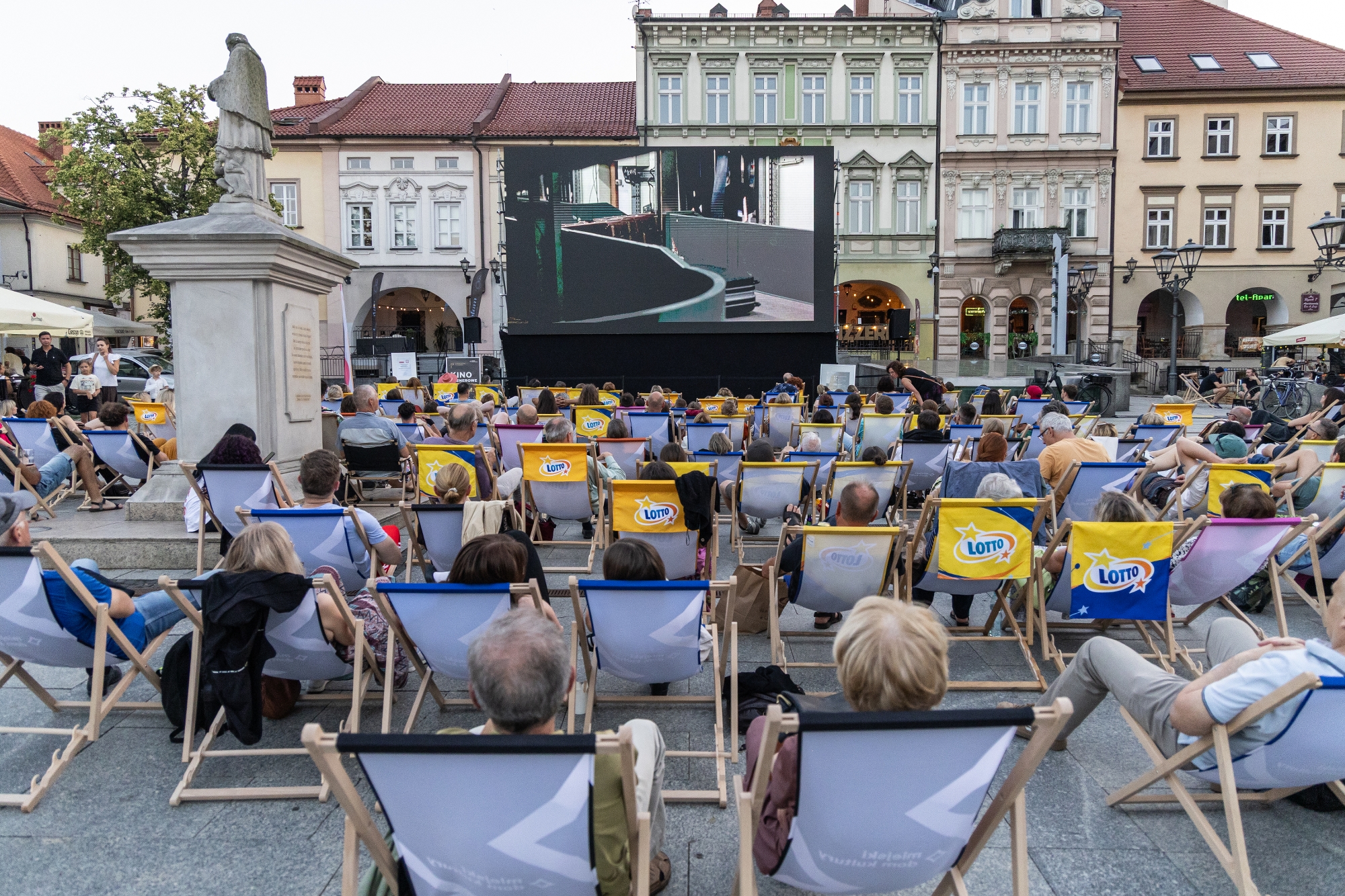 na zdjęciu osobo podczas plenerowego kina