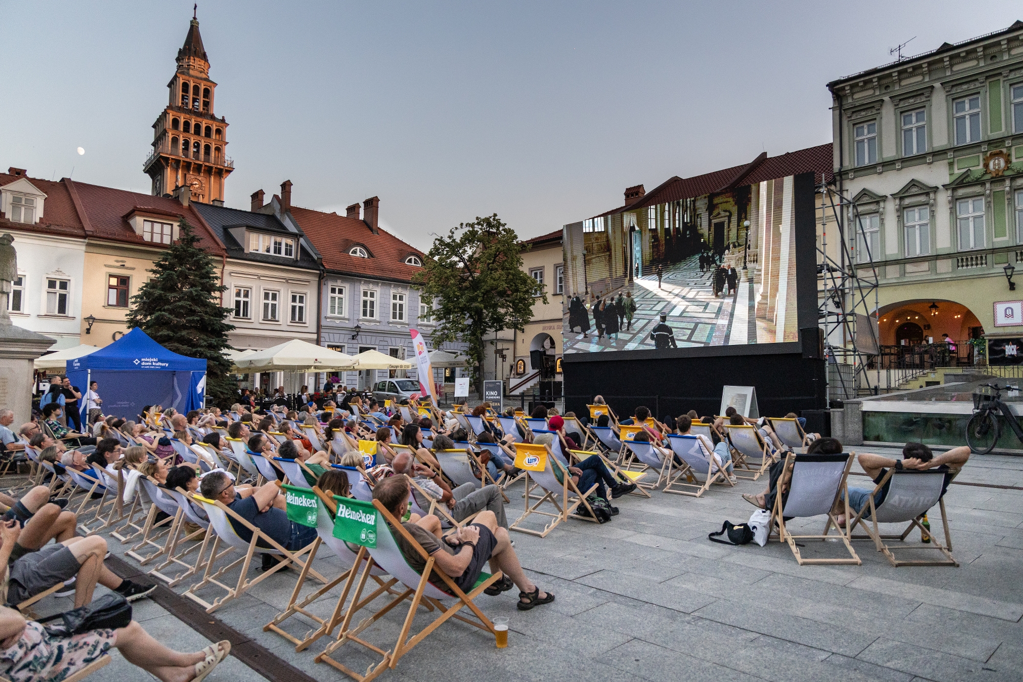 na zdjęciu osobo podczas plenerowego kina