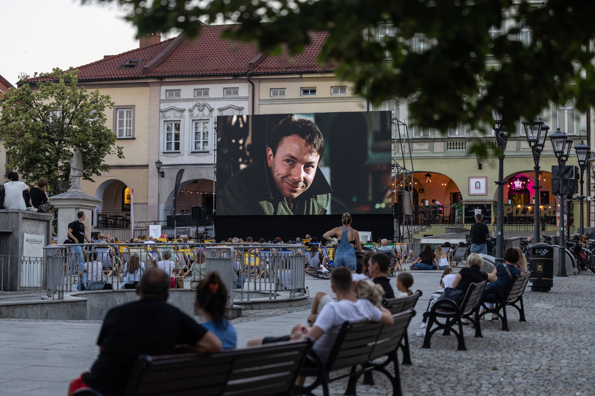 na zdjęciu osobo podczas plenerowego kina