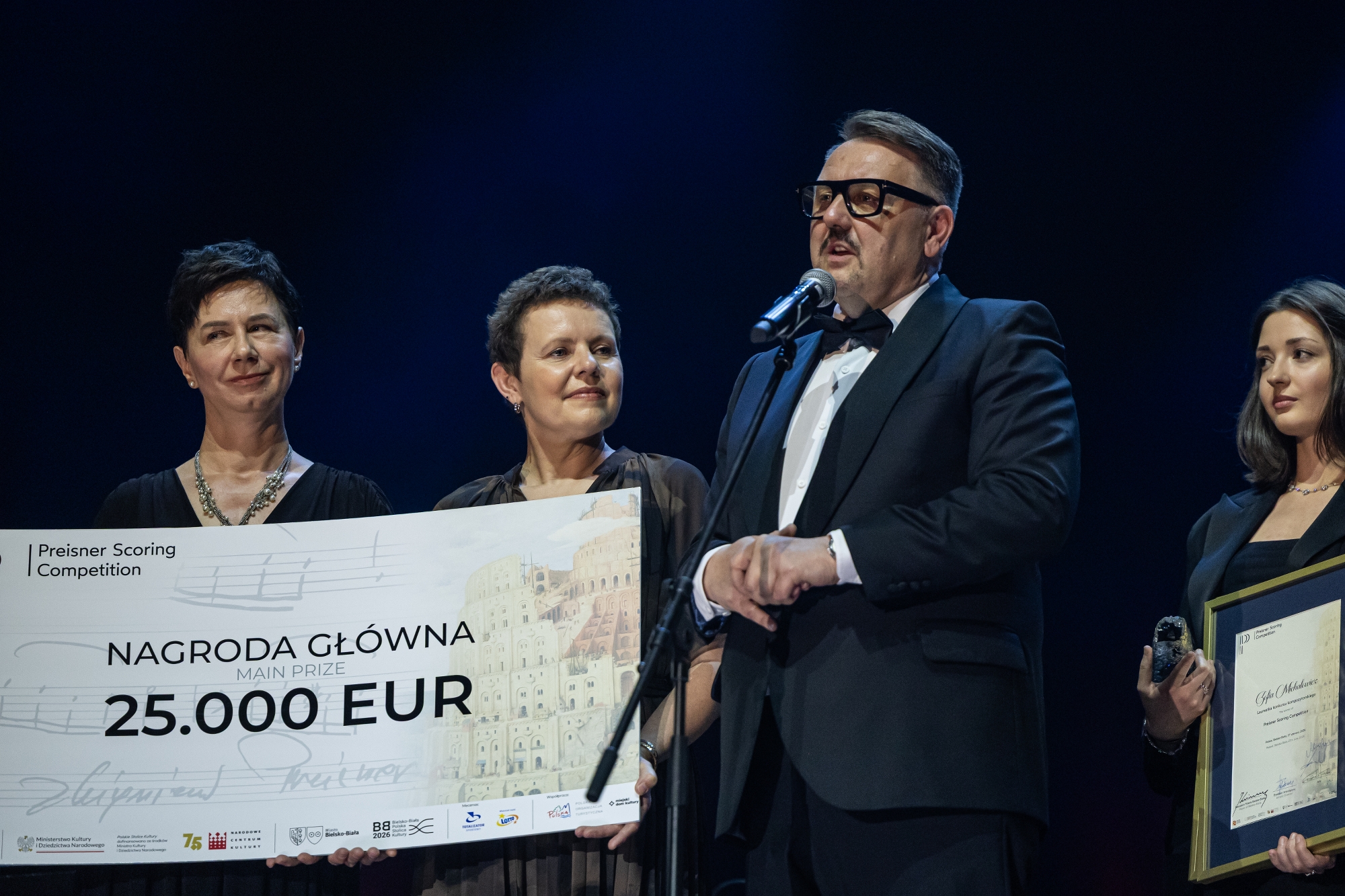 na zdjęciu osoby na scenie