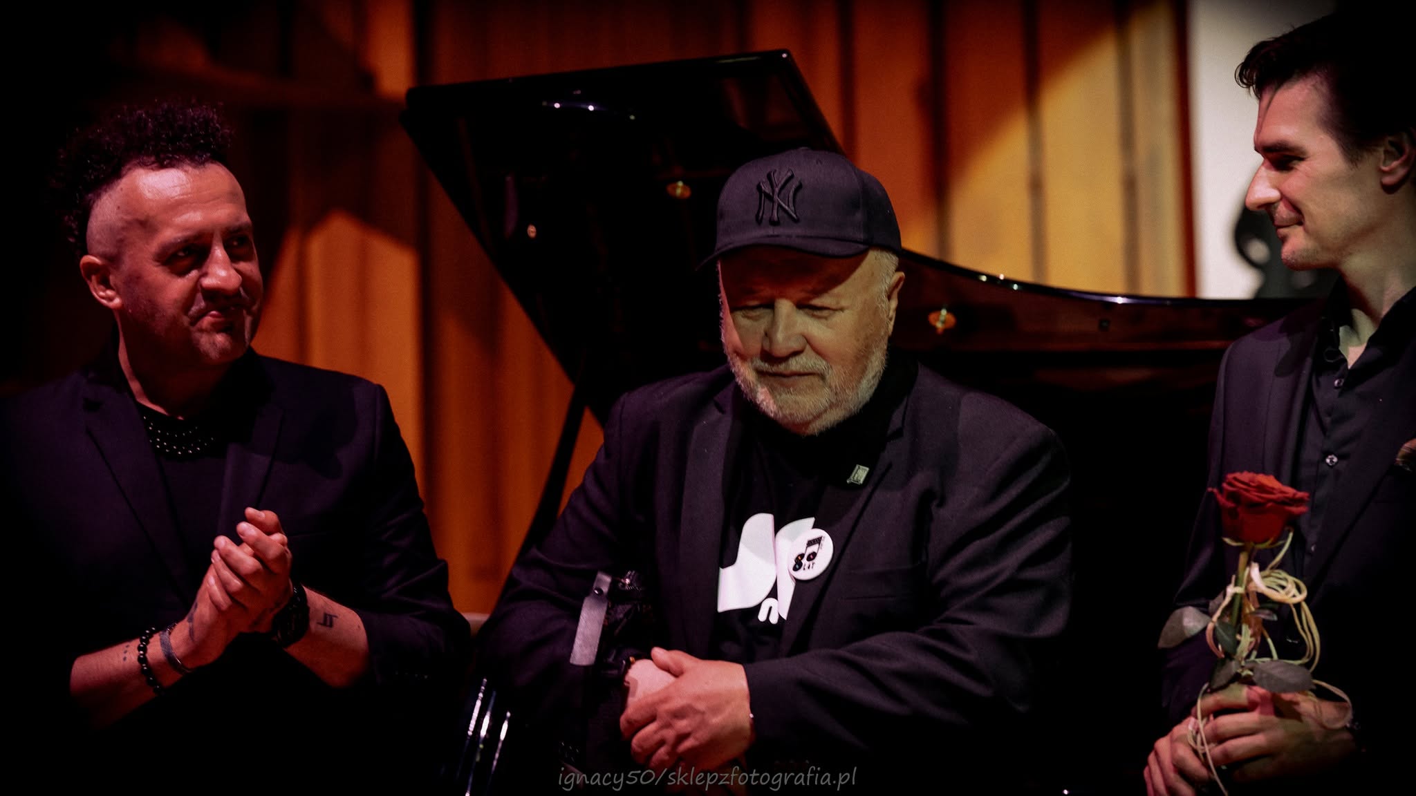 na zdjęciu muzycy na scenie