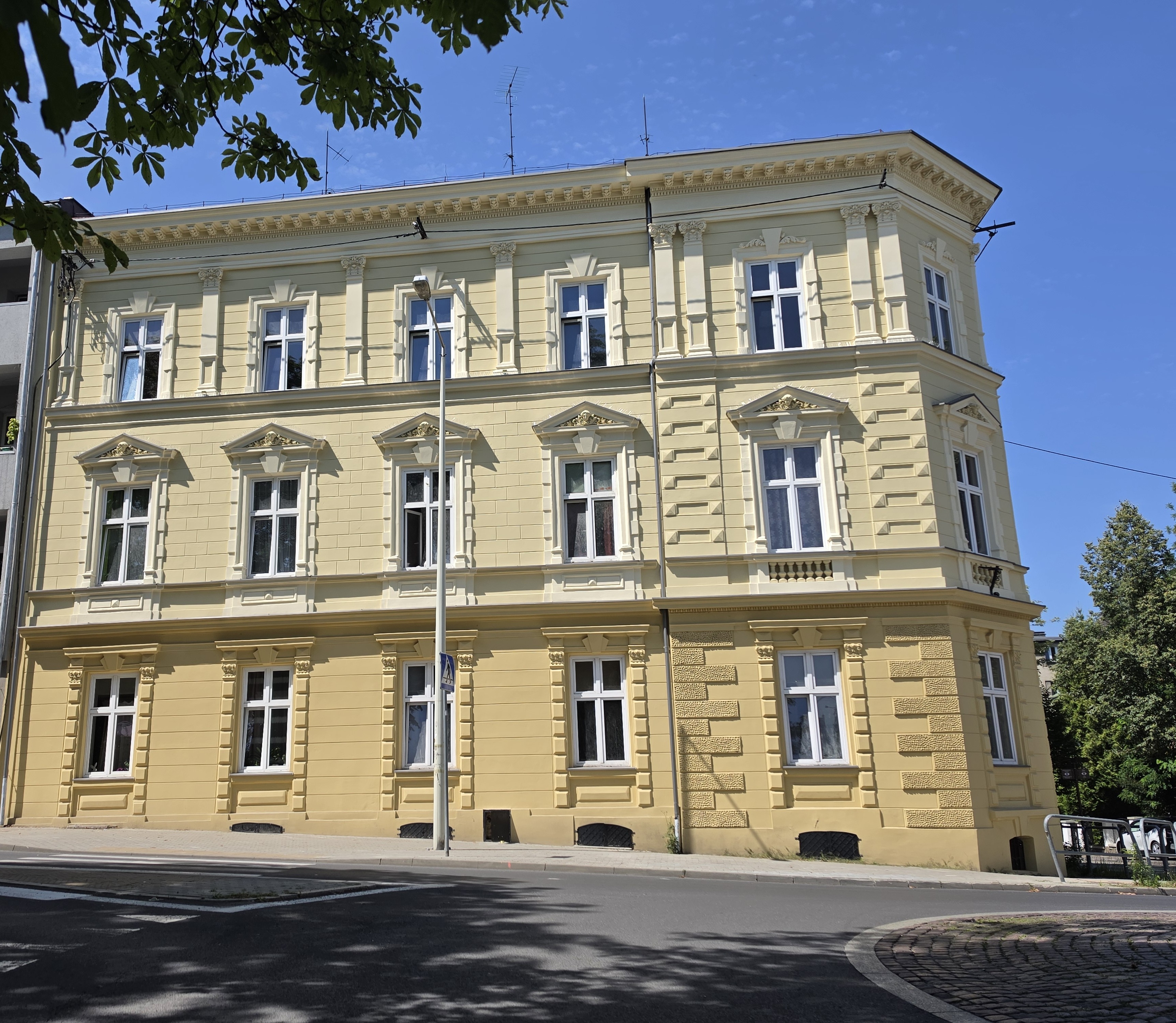 Kamienica przy ul. Słowackiego 21 widok elewacji po remoncie. 