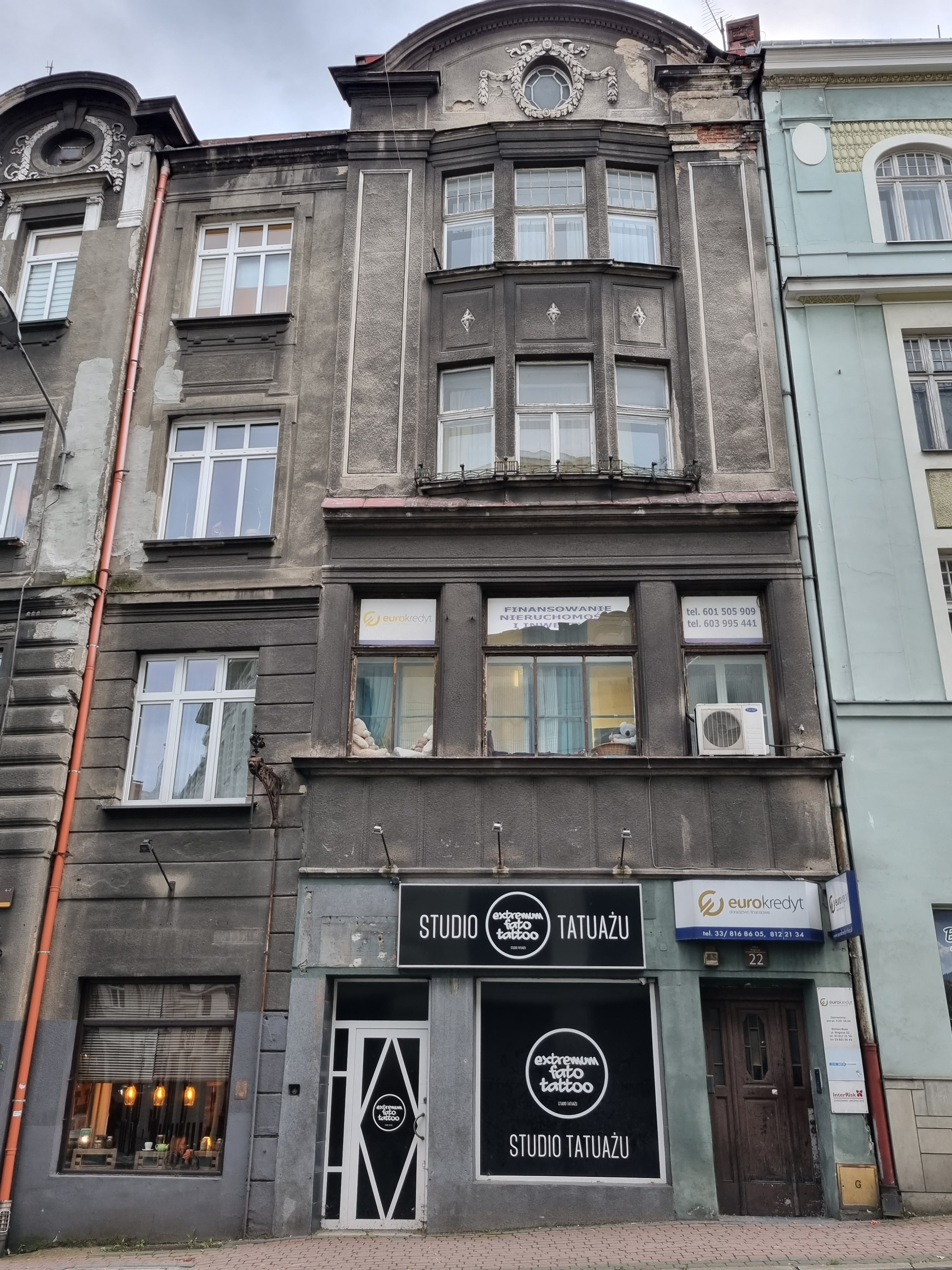 Kamienica przy ul. Wzgórze 22 elewacja przed remontem. 