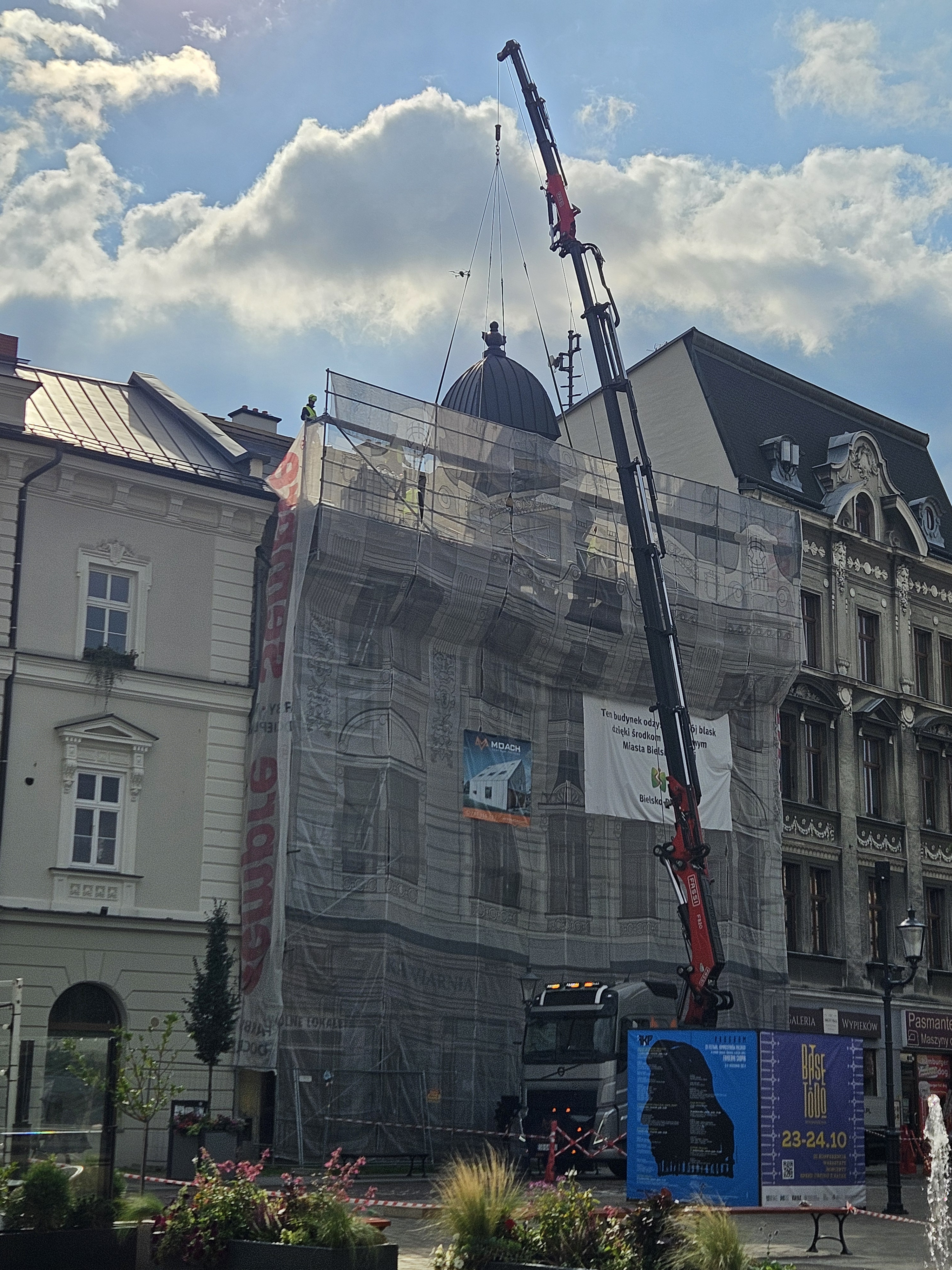 Kamienica przy 11 Listopada 36 montaż hełmu na dachu.