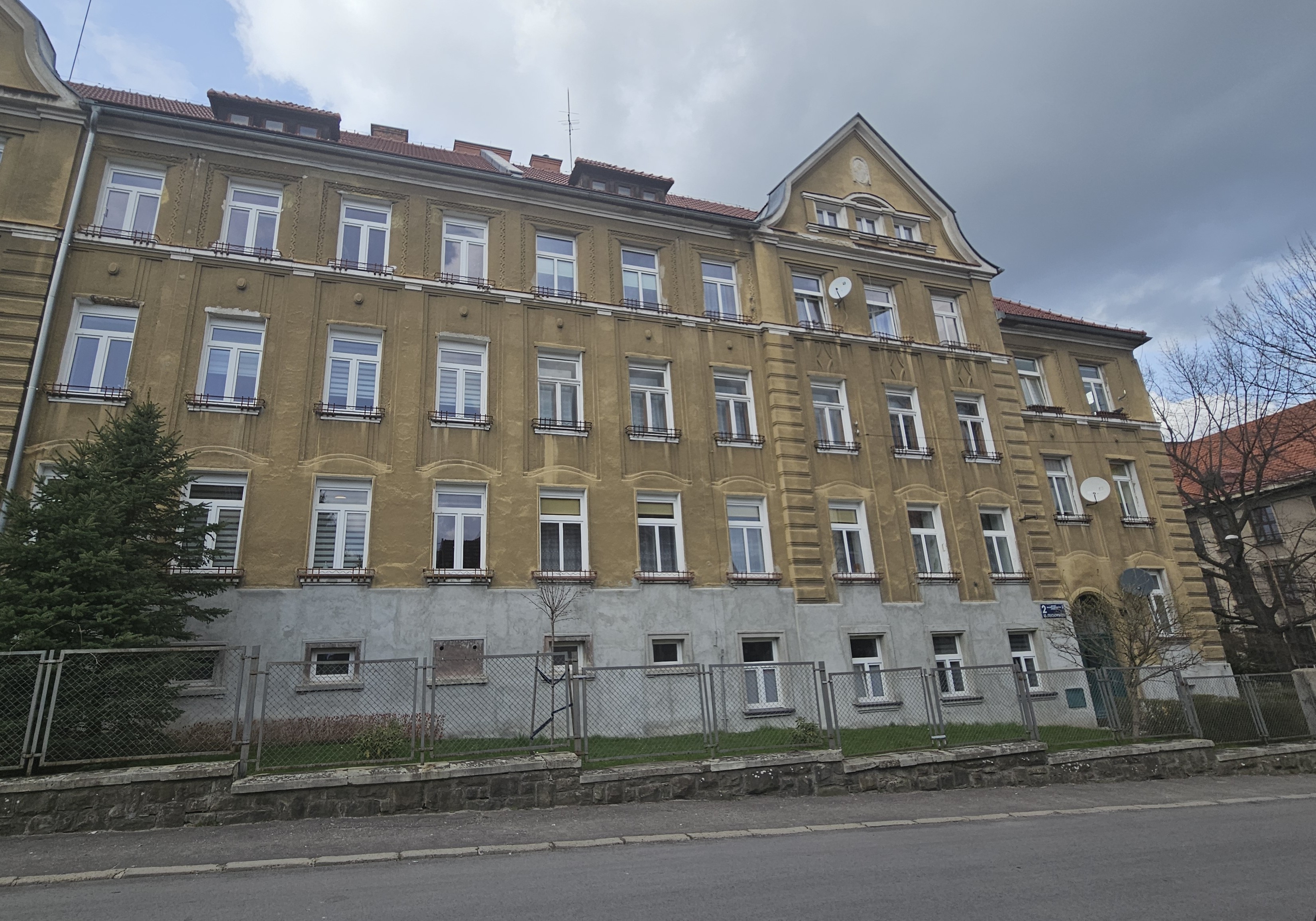 Budynek przy ul. A. Osuchowskiego 2 widok elewacji przed remontem.