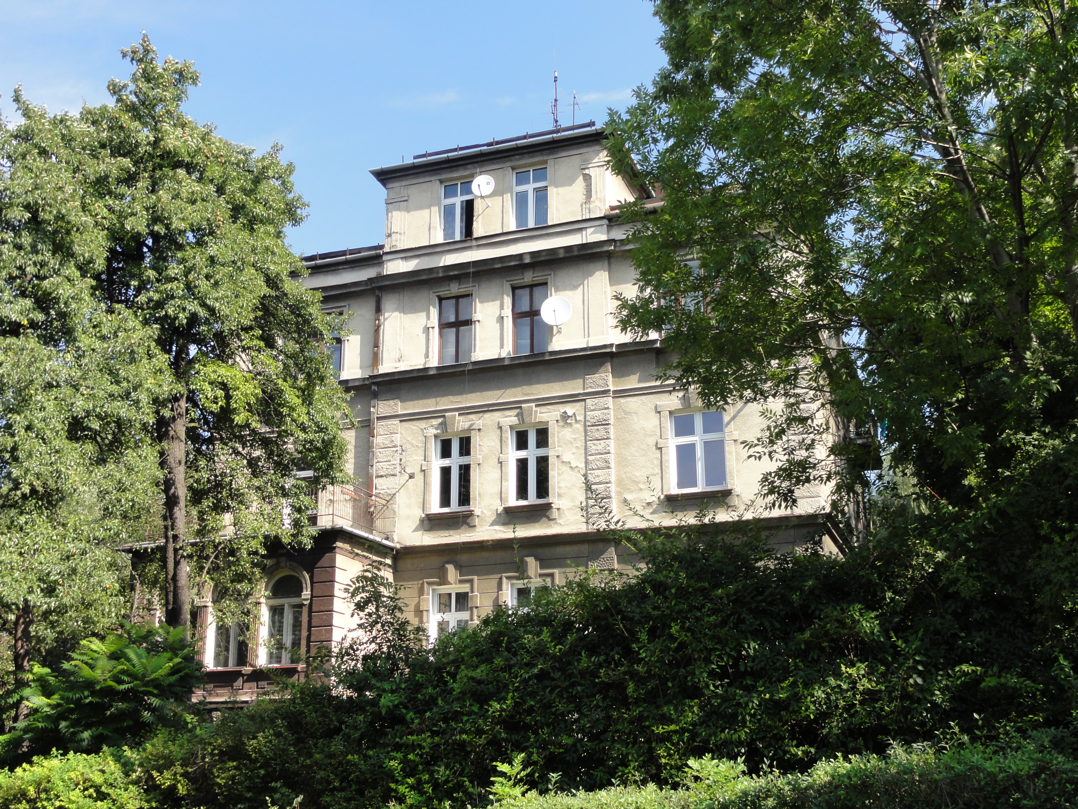 Dom przy ul. Krakowskiej 10 widok na elewacje tylną przed remontem. 