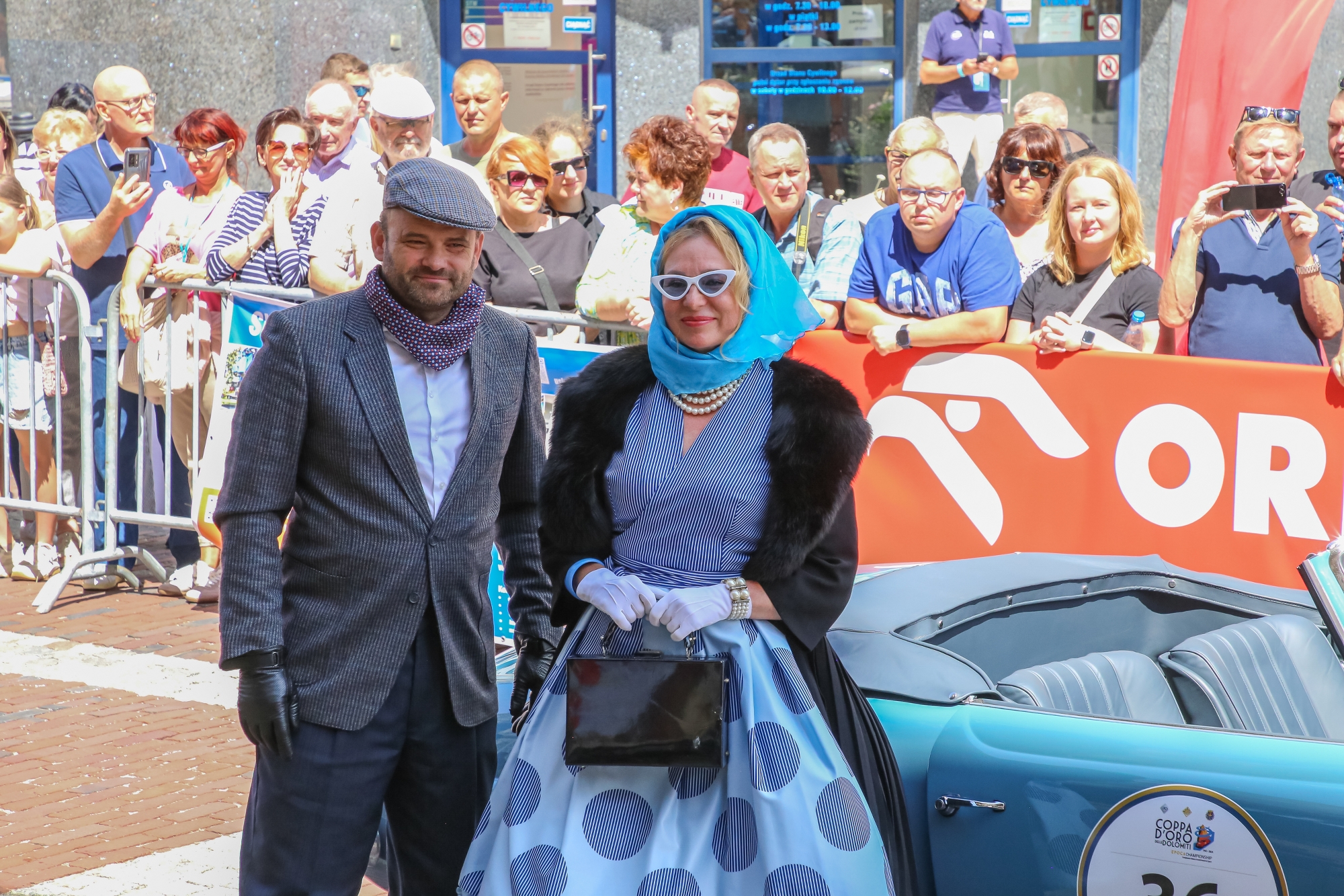 na zdjęciu osoby i samochody podczas konkursu elegancji