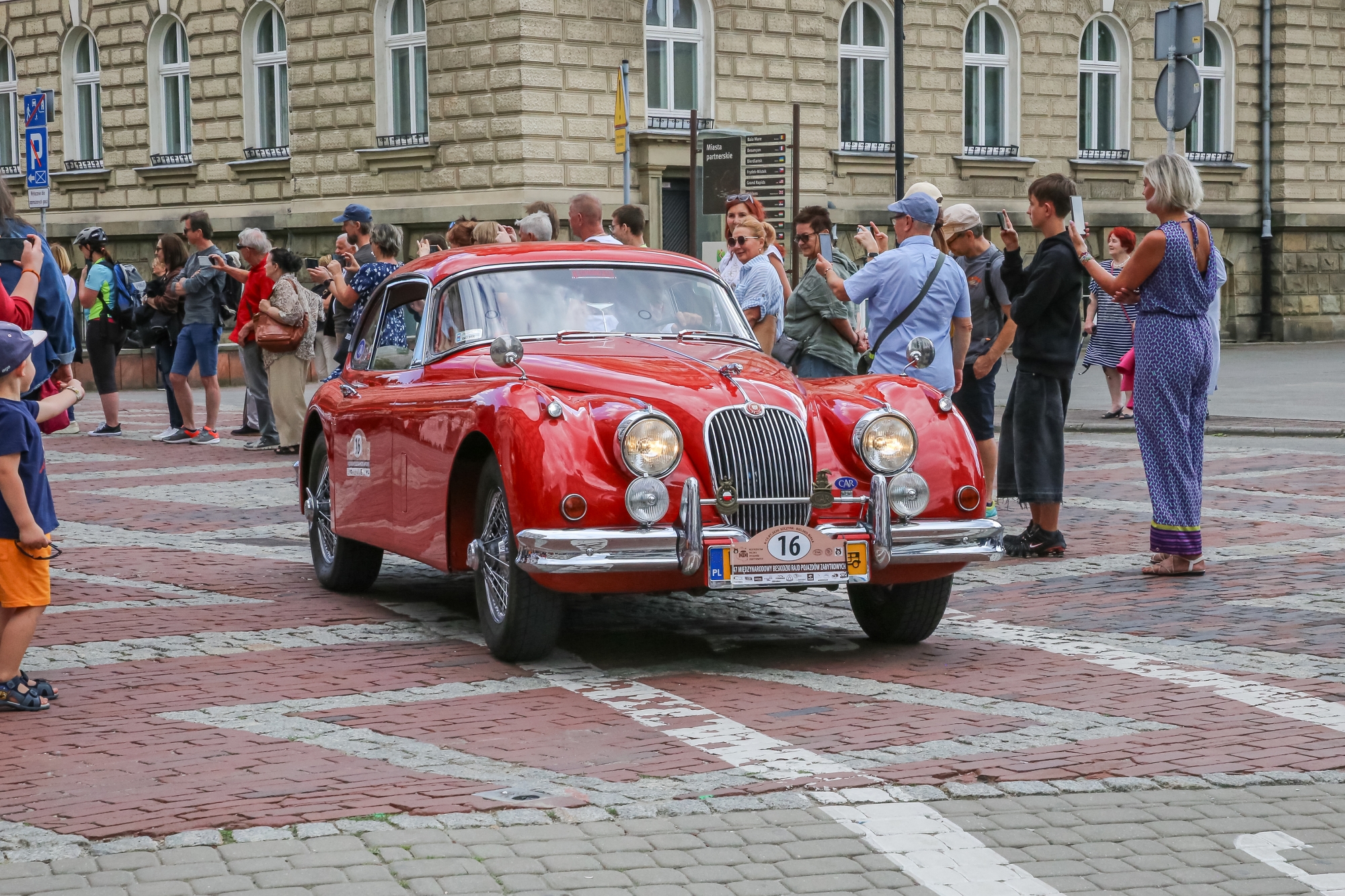 na zdjęciu osoby i samochody podczas konkursu elegancji