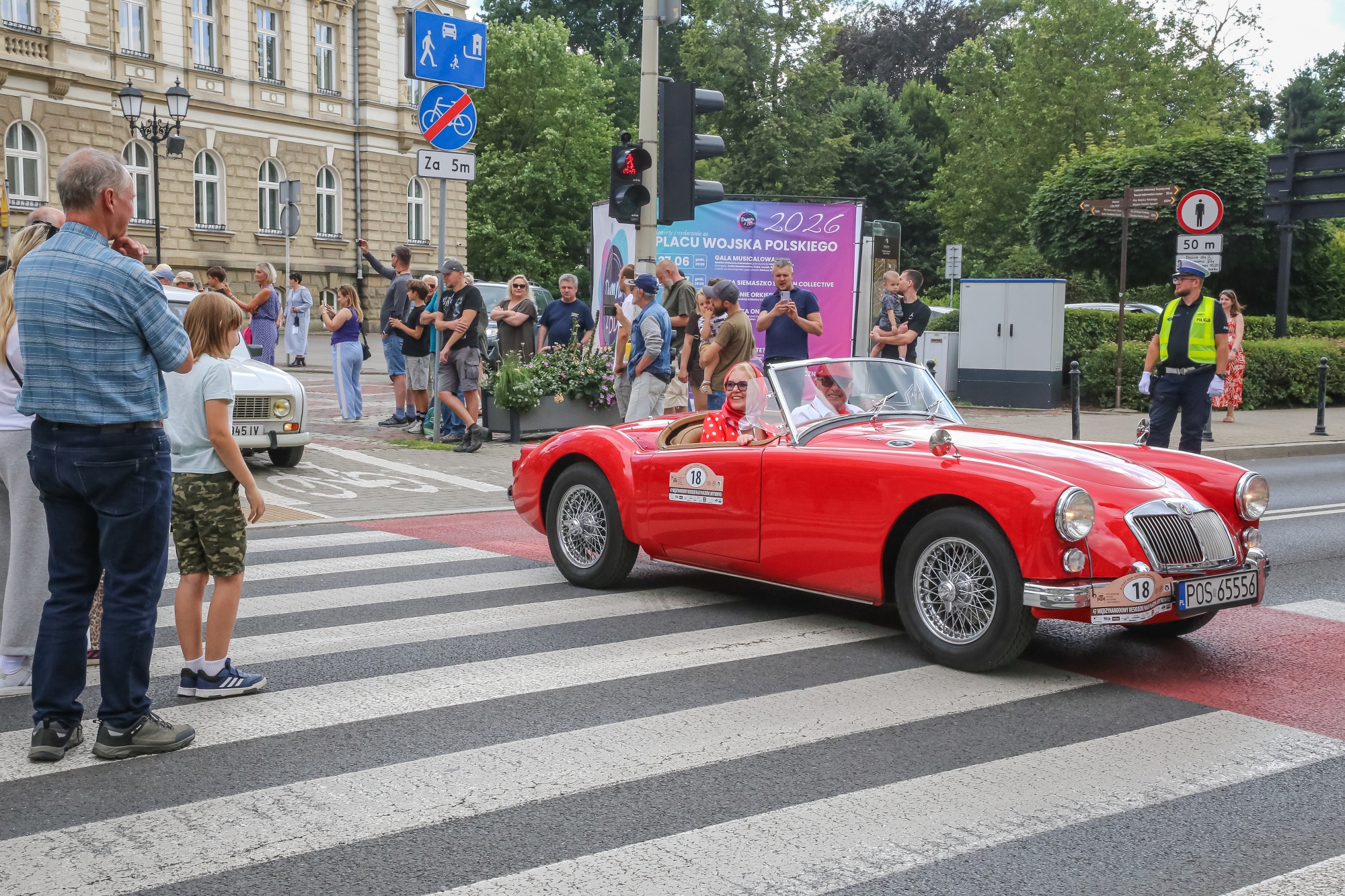 na zdjęciu osoby i samochody podczas konkursu elegancji
