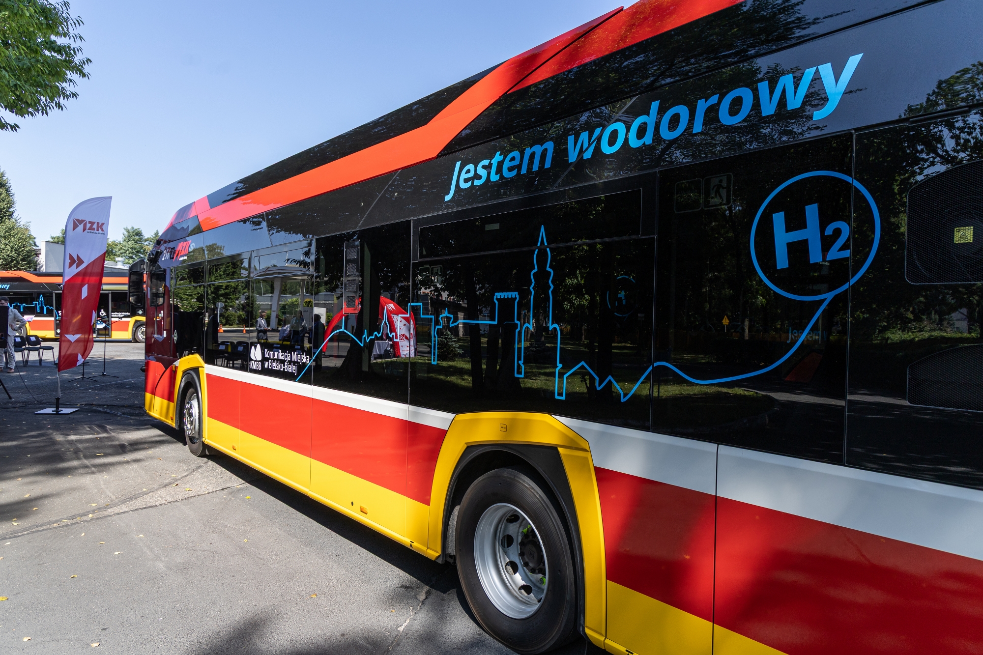 na zdjęciu autobusy i zaproszeni goście 