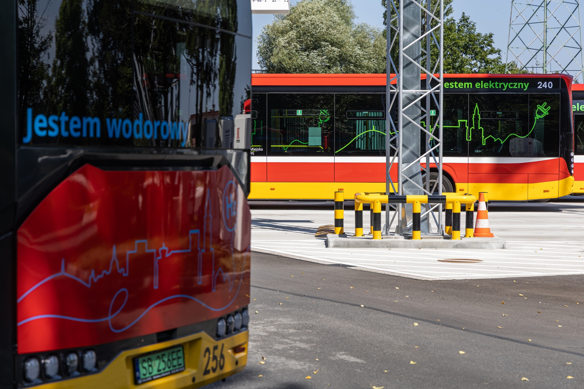 na zdjęciu autobusy i zaproszeni goście 