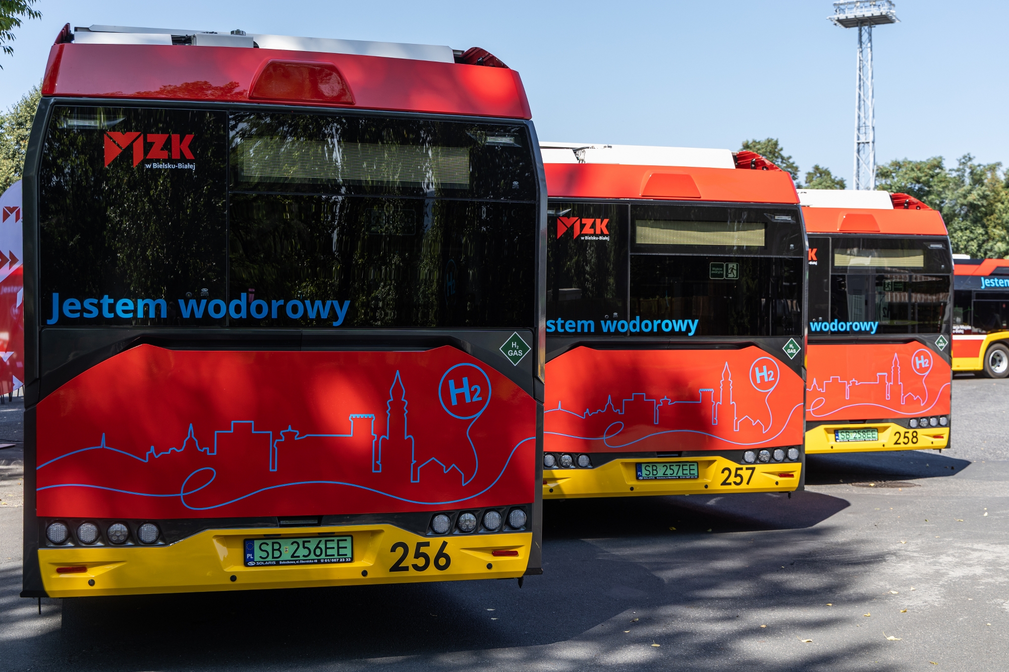 na zdjęciu autobusy i zaproszeni goście 