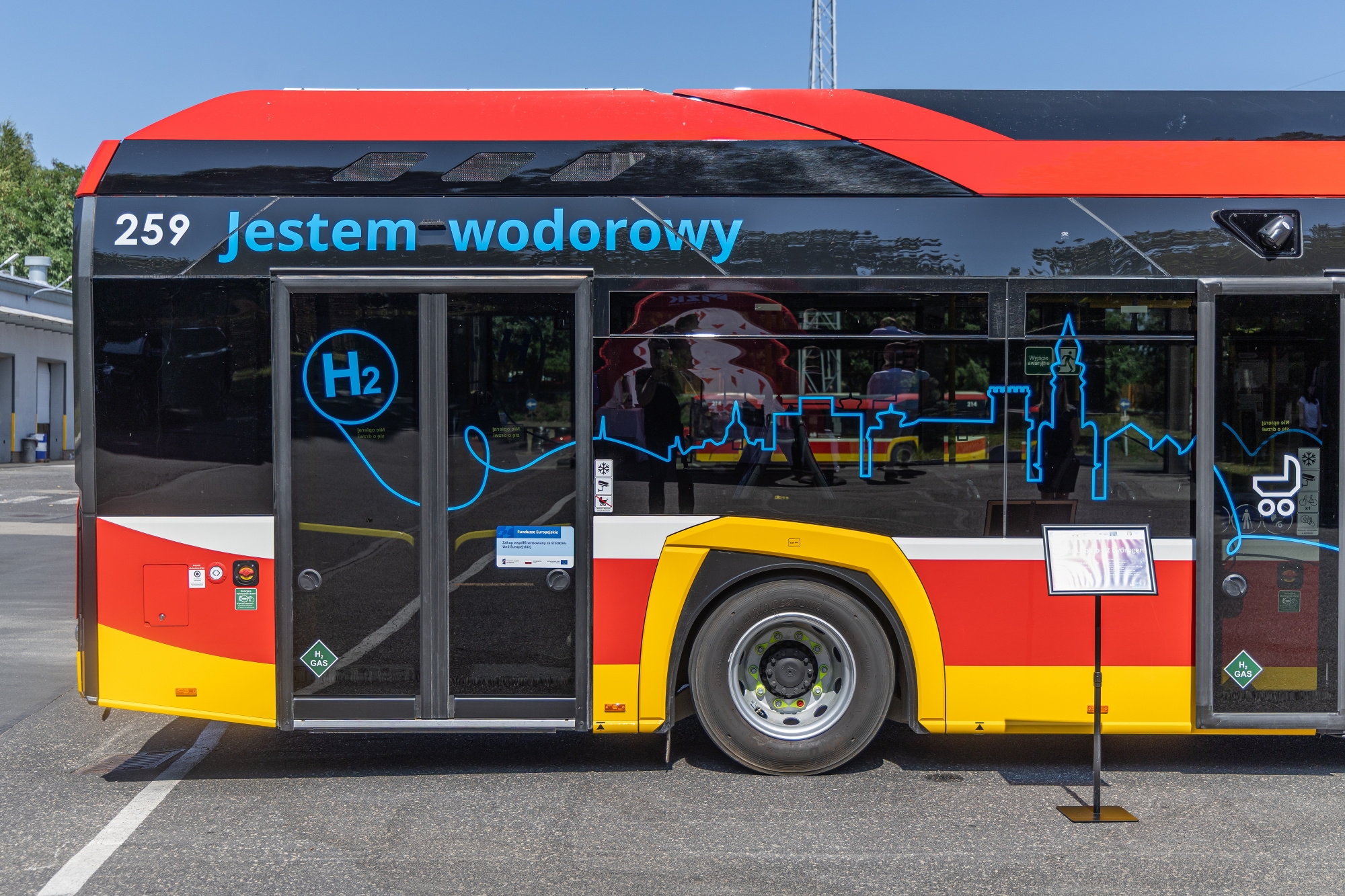 na zdjęciu autobusy i zaproszeni goście 