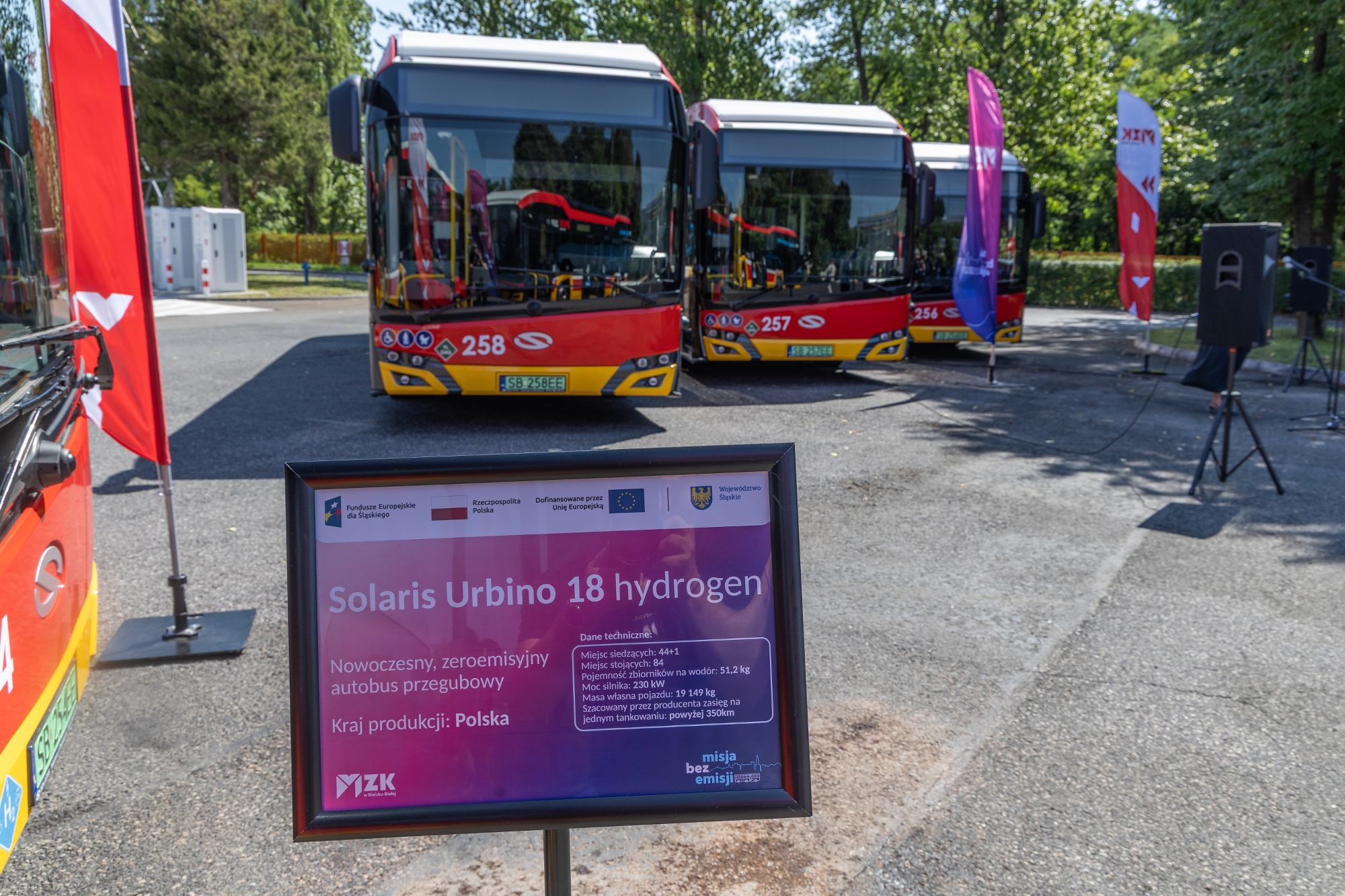 na zdjęciu autobusy i zaproszeni goście 