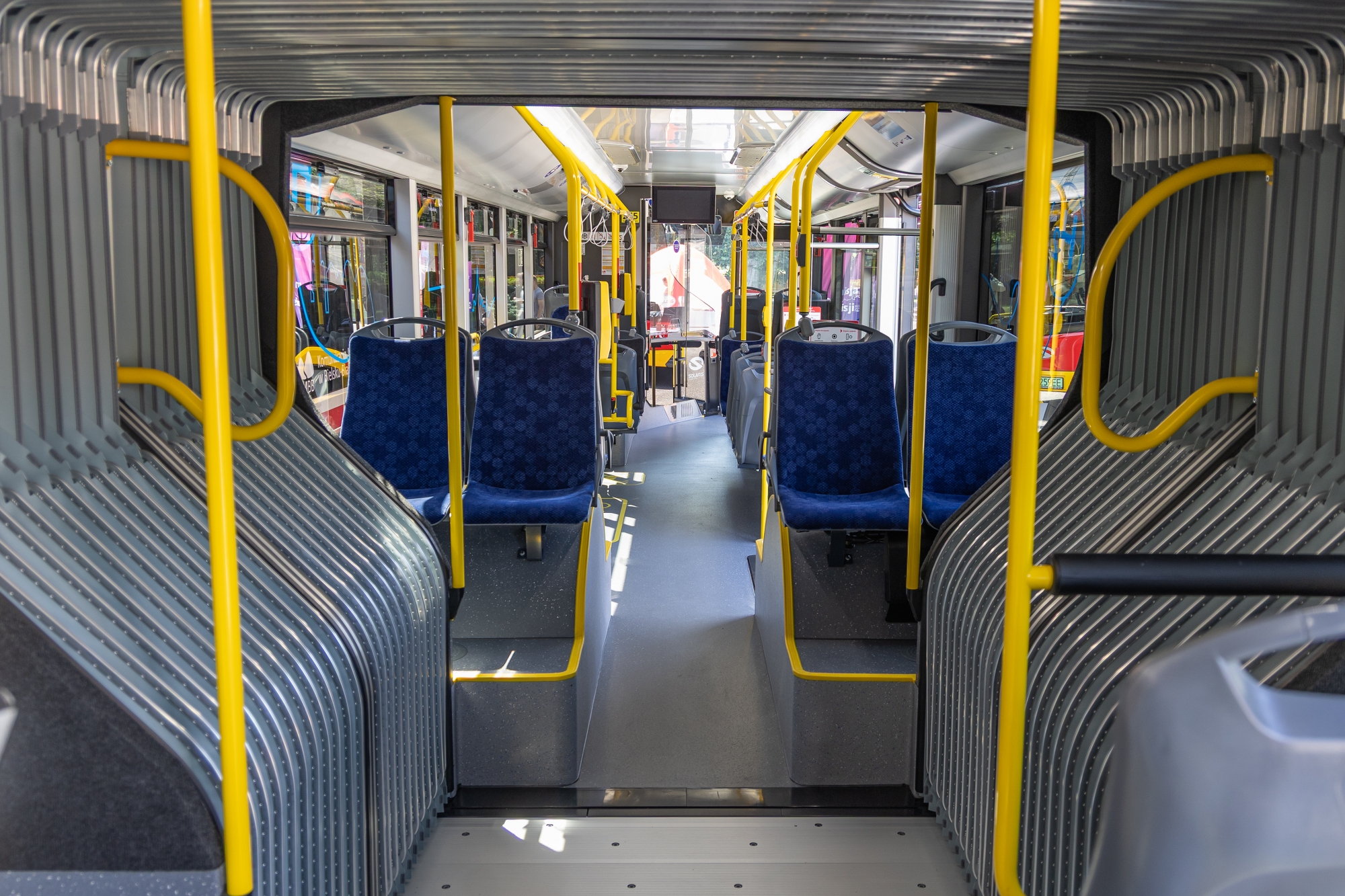 na zdjęciu autobusy i zaproszeni goście 