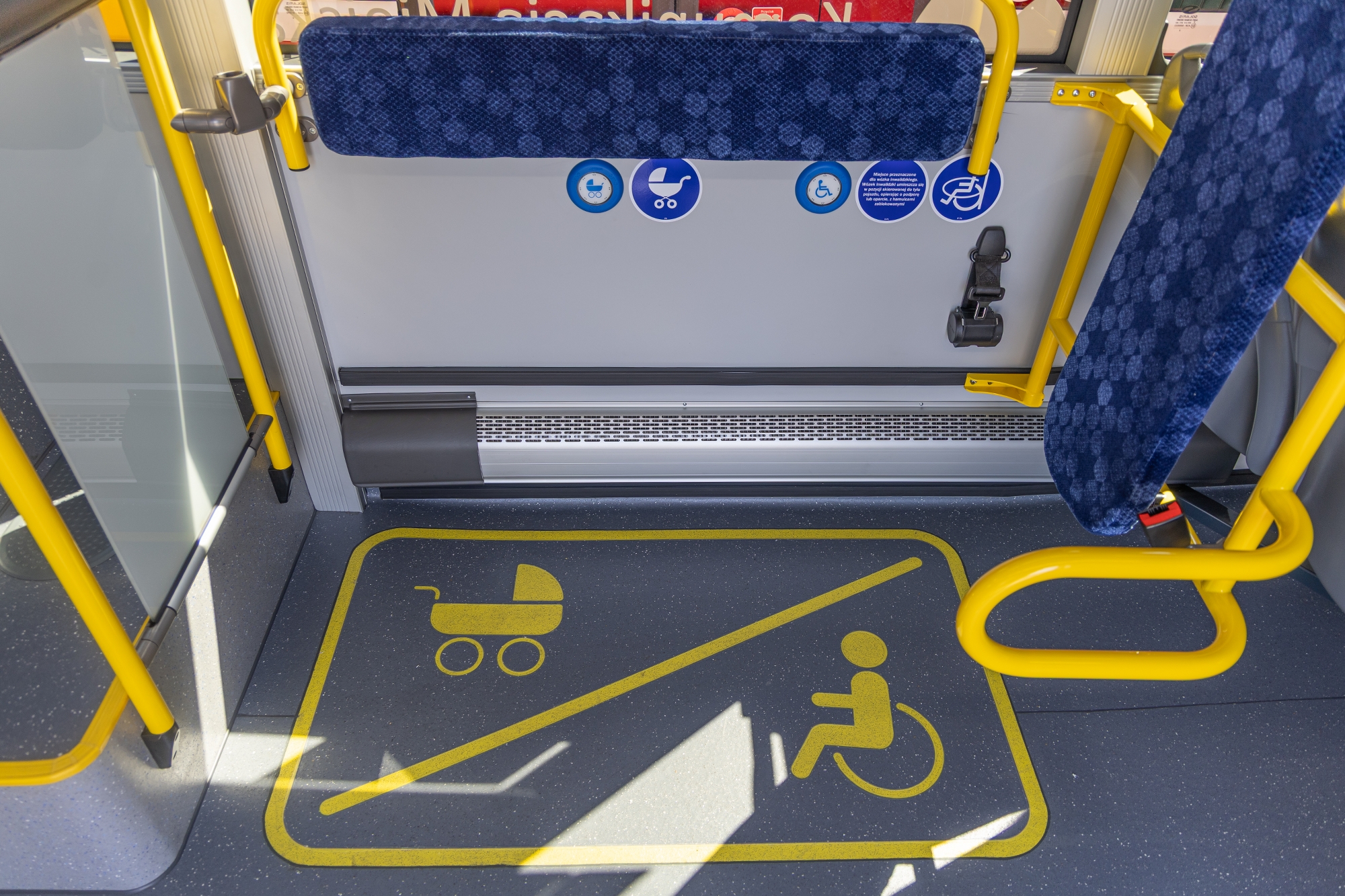 na zdjęciu autobusy i zaproszeni goście 