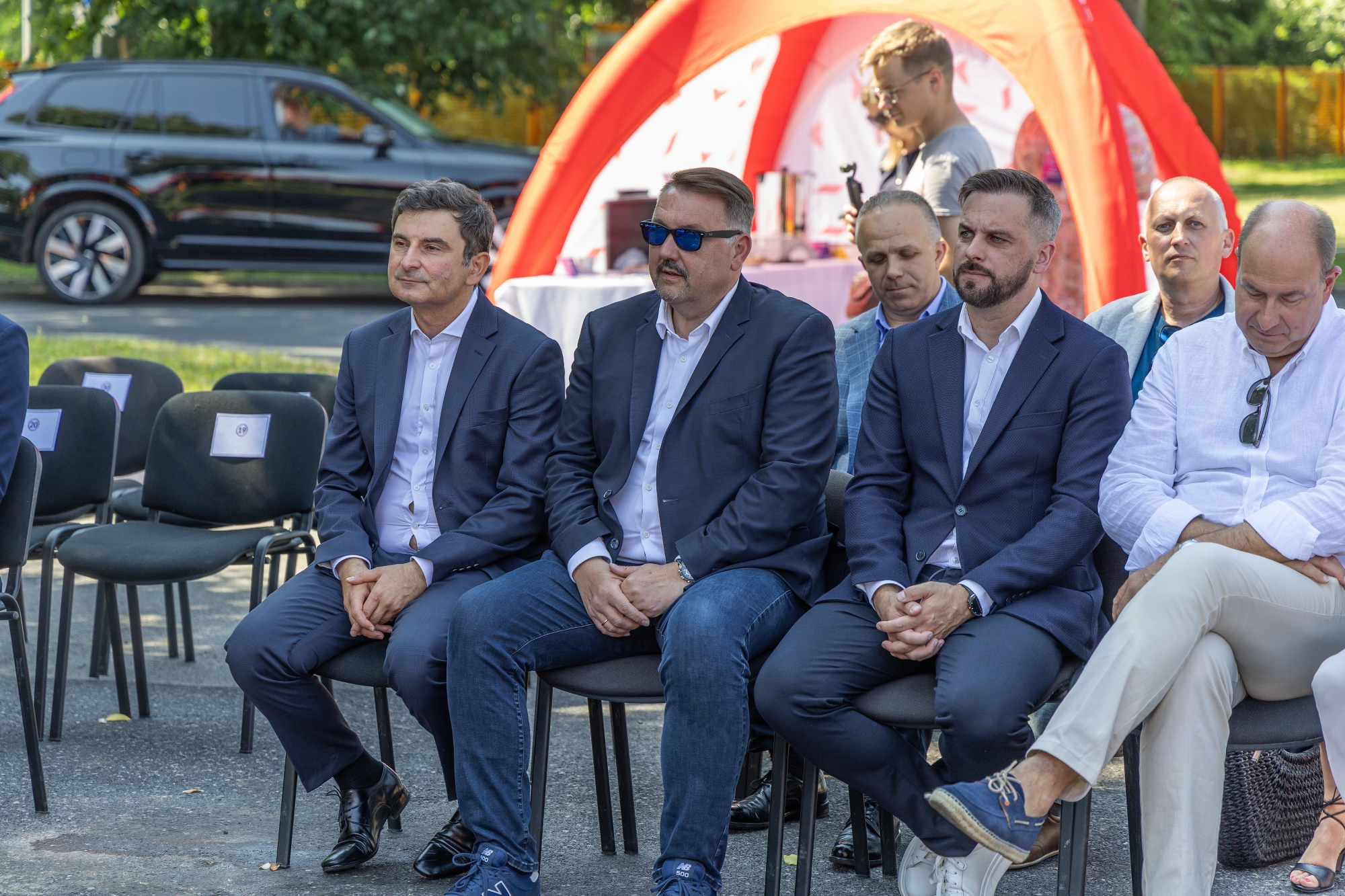 na zdjęciu autobusy i zaproszeni goście 