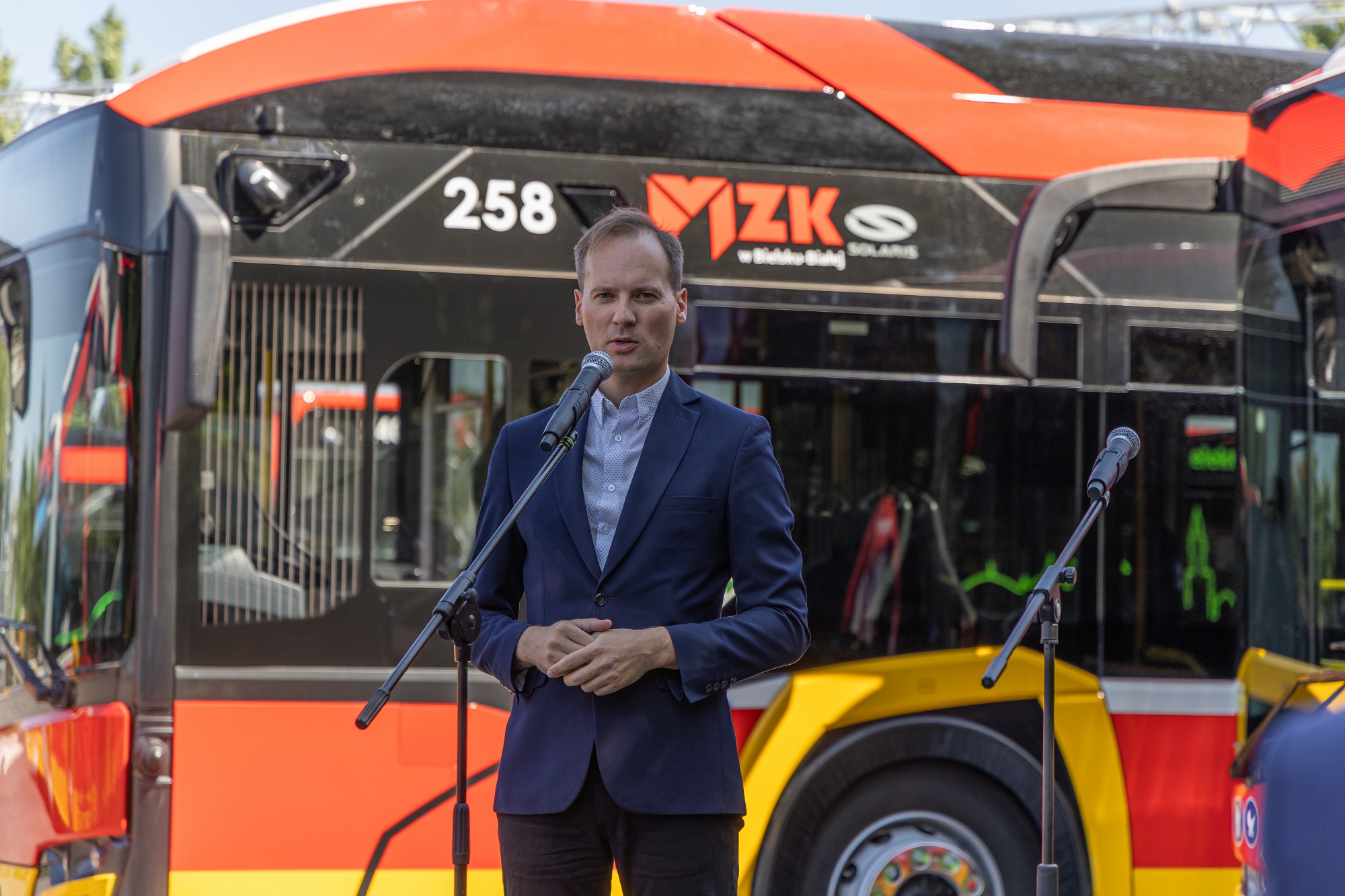 na zdjęciu autobusy i zaproszeni goście 