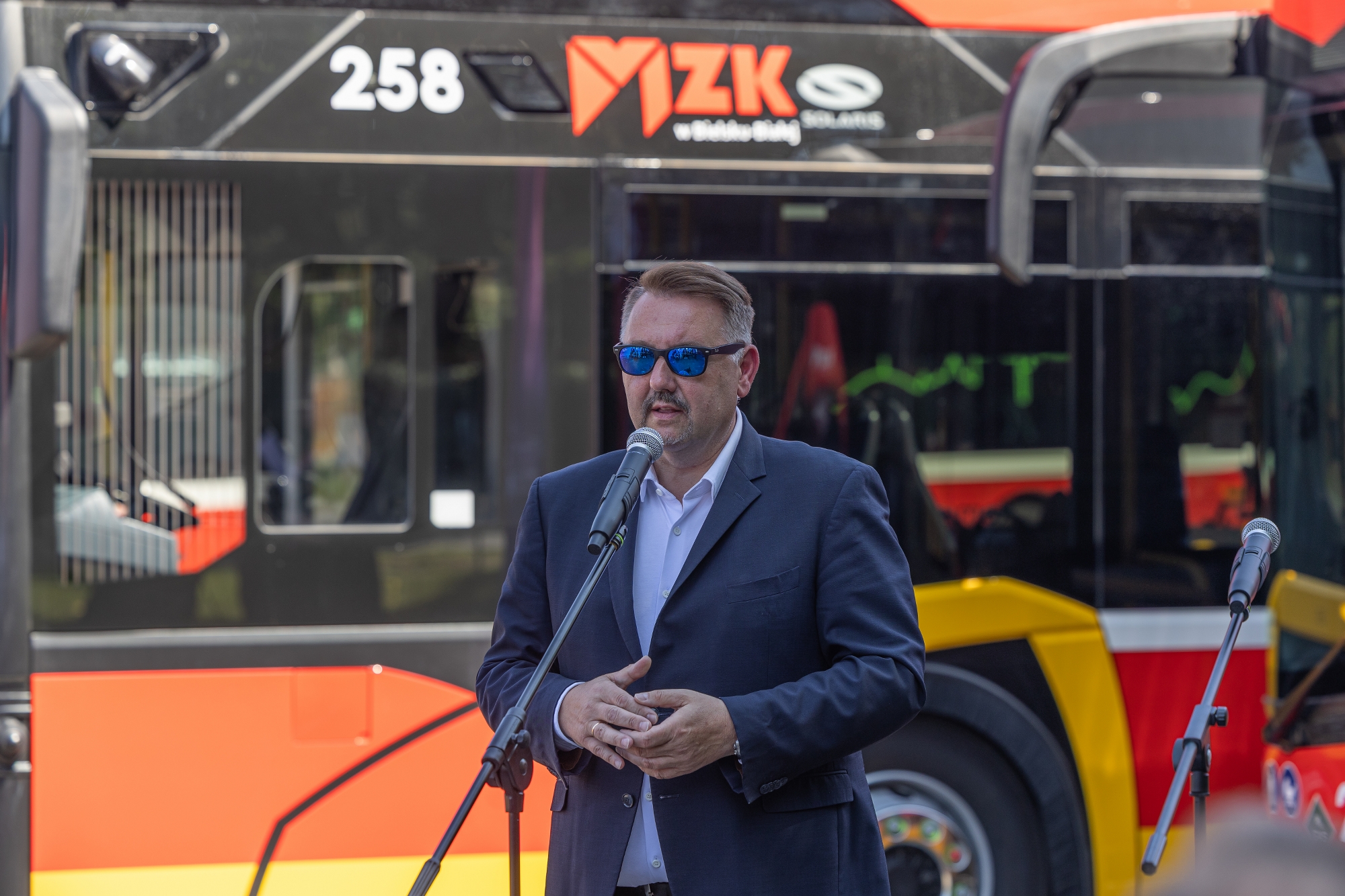 na zdjęciu autobusy i zaproszeni goście 