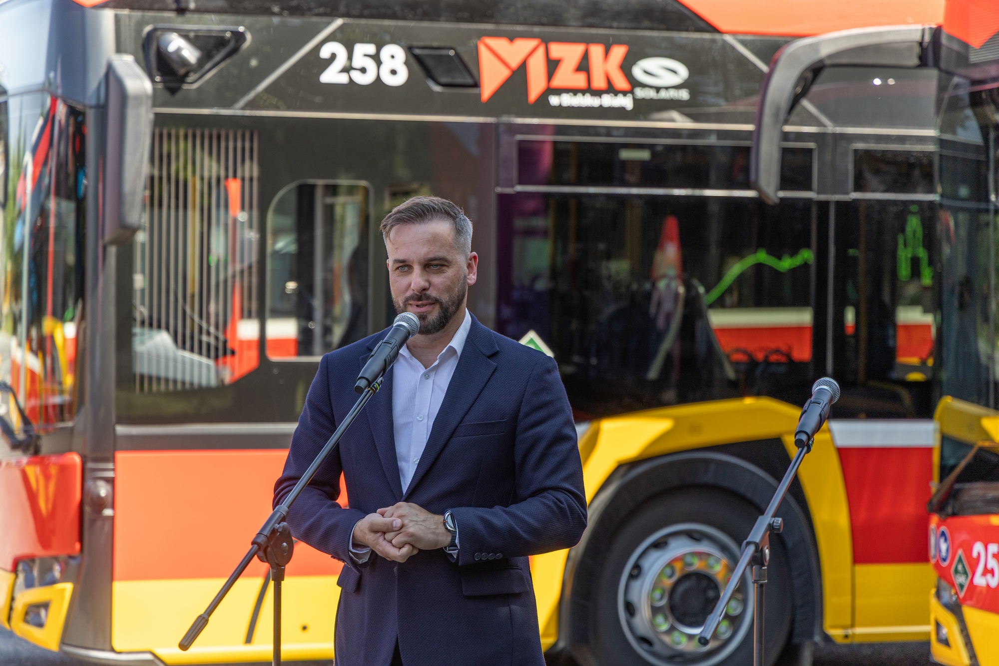 na zdjęciu autobusy i zaproszeni goście 