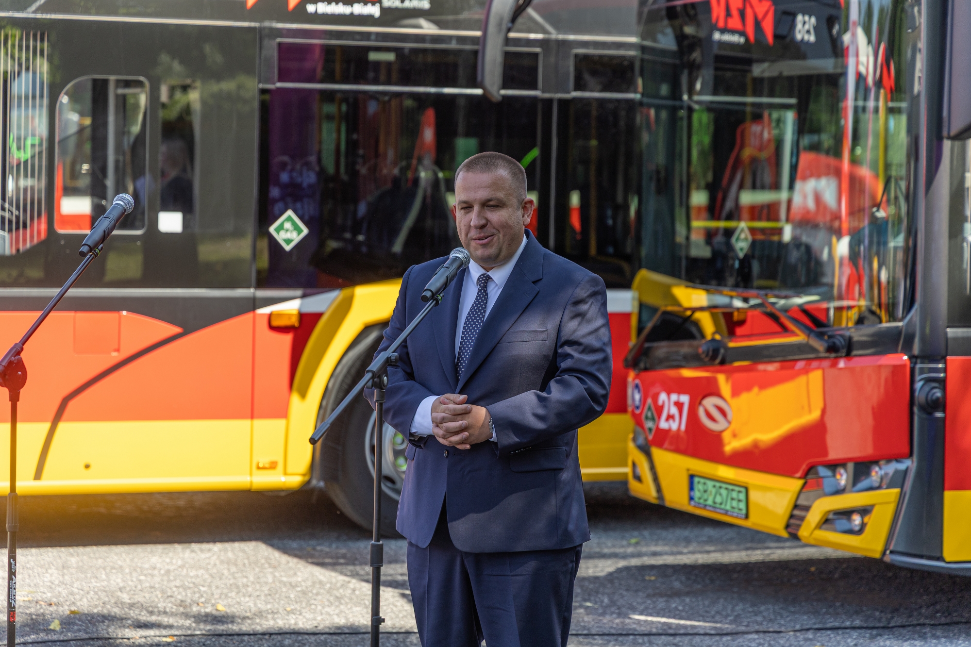 na zdjęciu autobusy i zaproszeni goście 