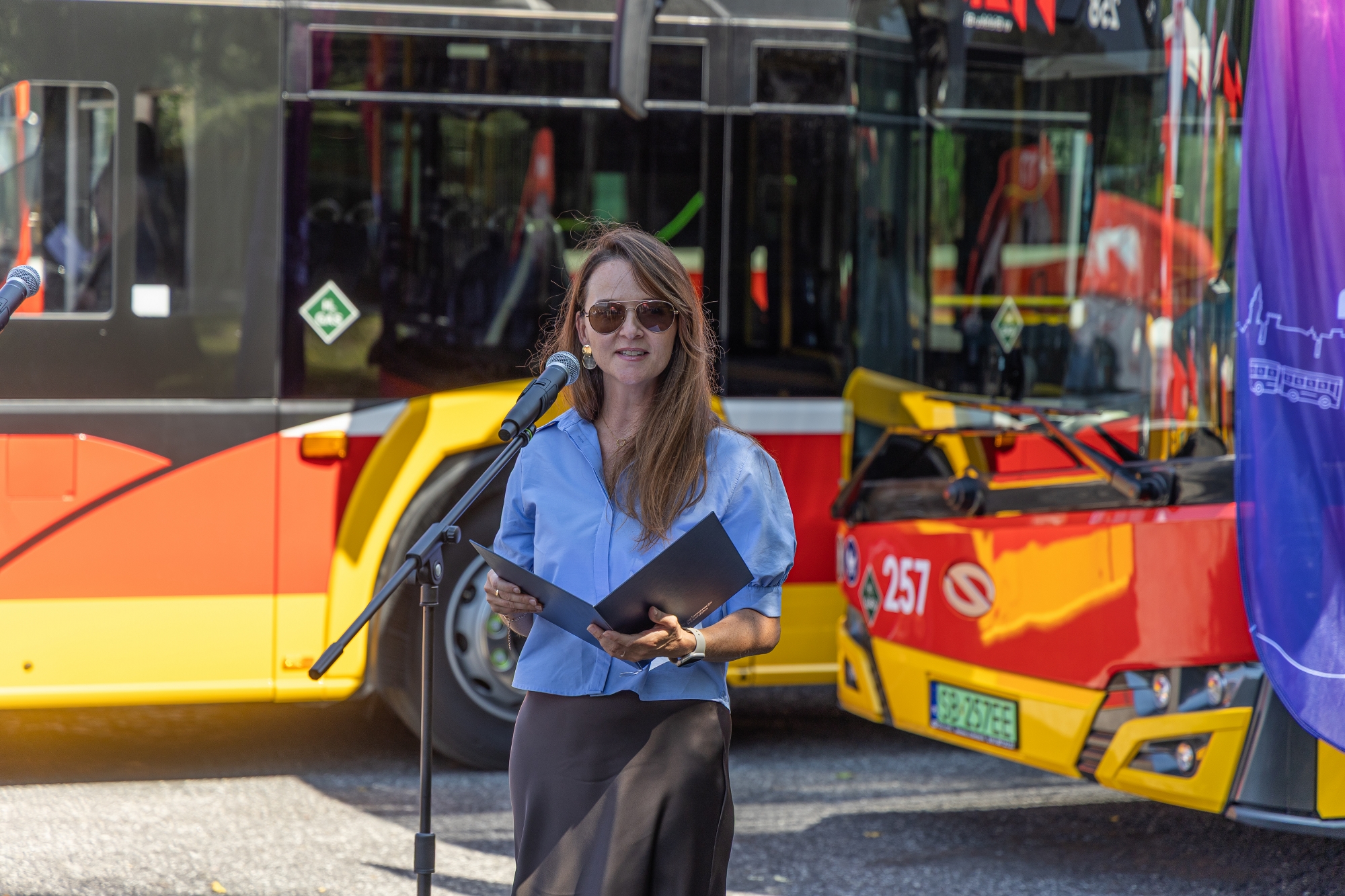 na zdjęciu autobusy i zaproszeni goście 