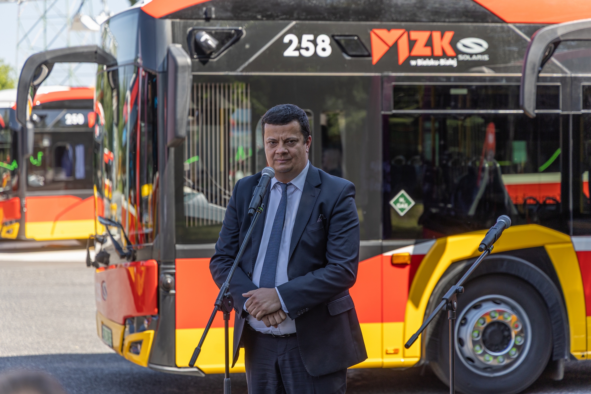 na zdjęciu autobusy i zaproszeni goście 