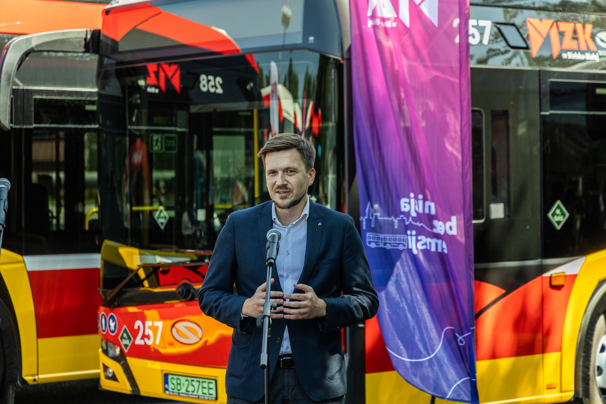 na zdjęciu autobusy i zaproszeni goście 