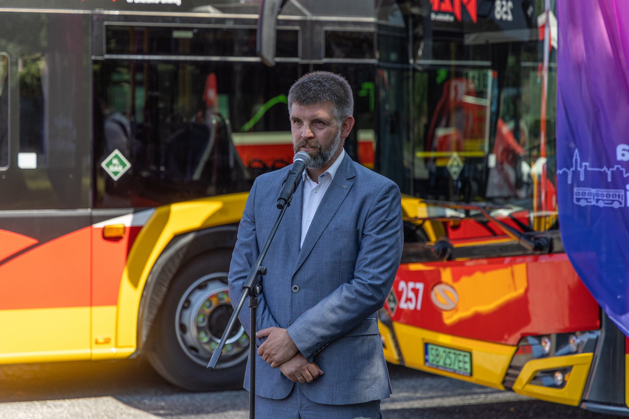 na zdjęciu autobusy i zaproszeni goście 