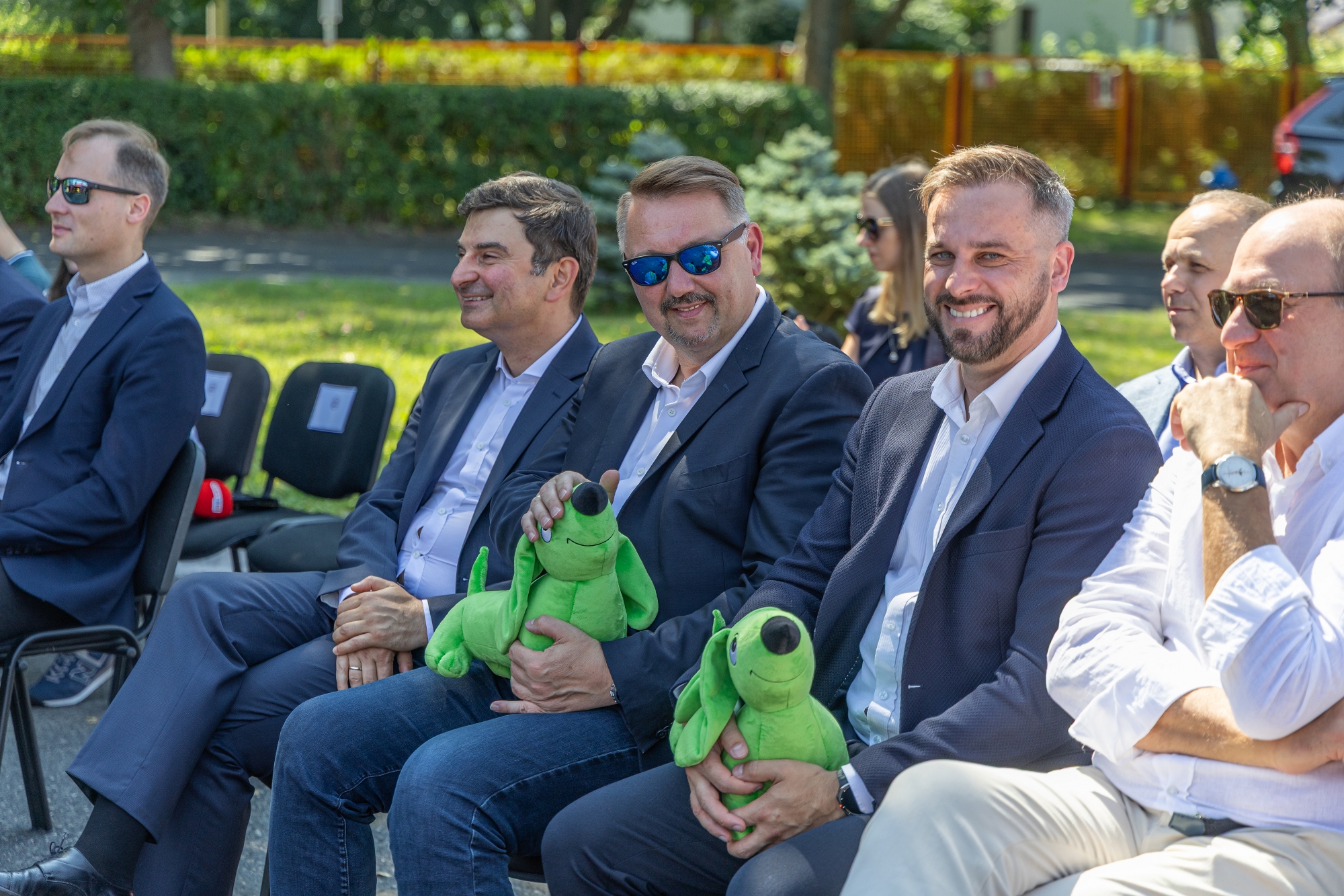 na zdjęciu autobusy i zaproszeni goście 