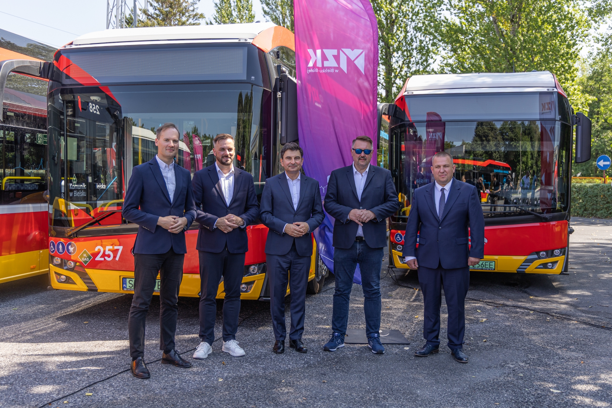 na zdjęciu autobusy i zaproszeni goście 