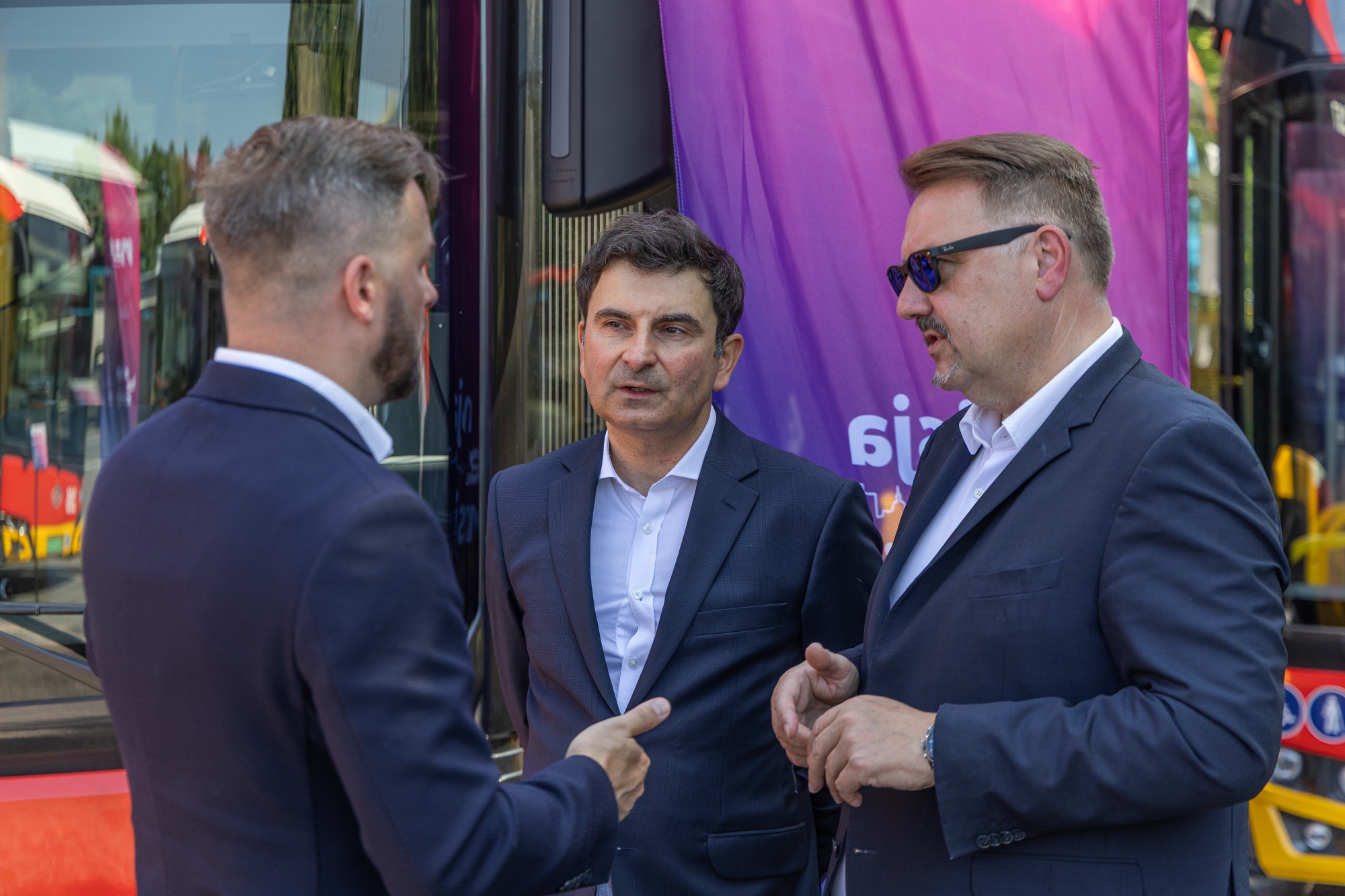 na zdjęciu autobusy i zaproszeni goście 