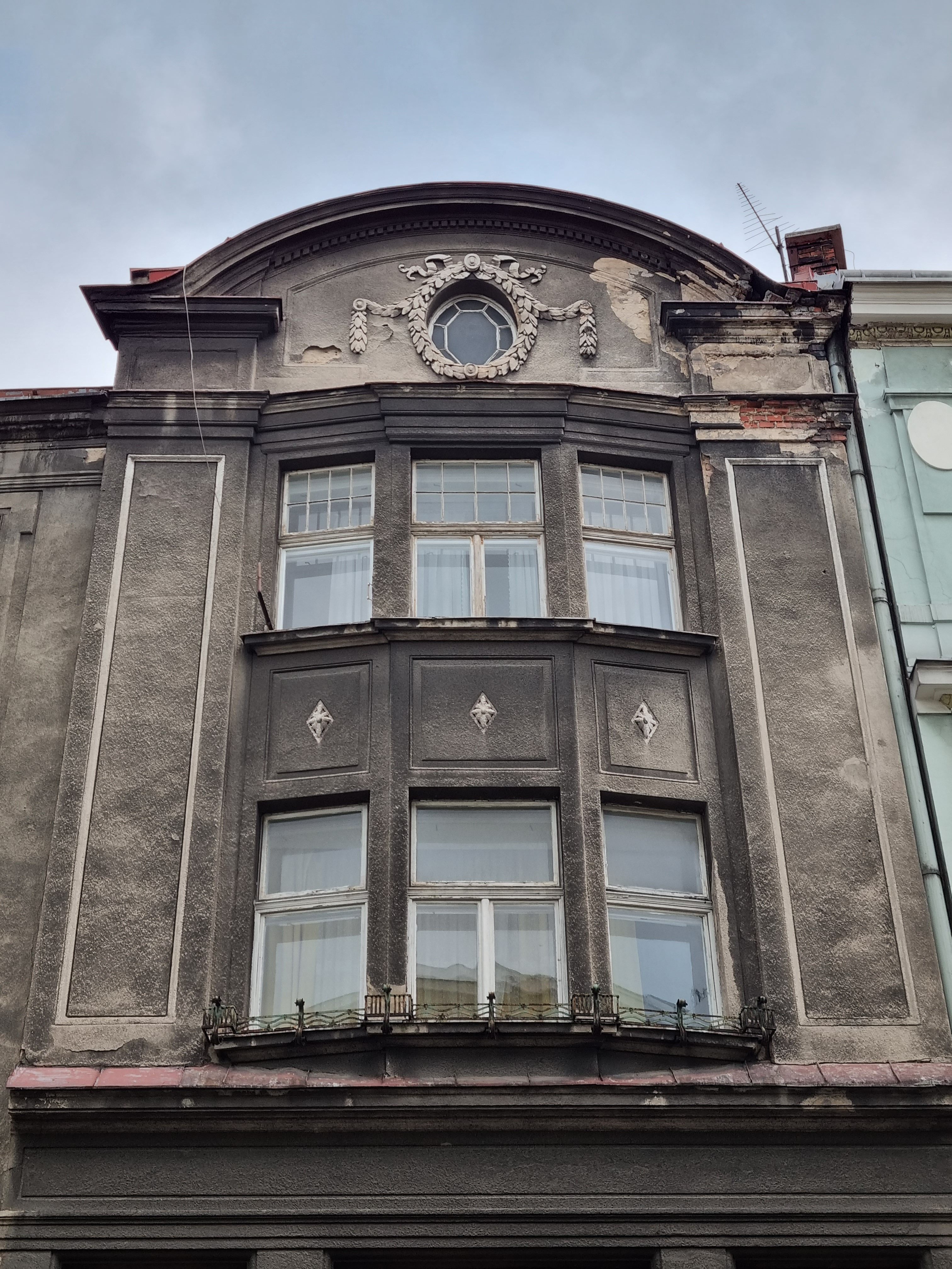 Kamienica przy ul. Wzgórze 22 elewacja przed remontem. 