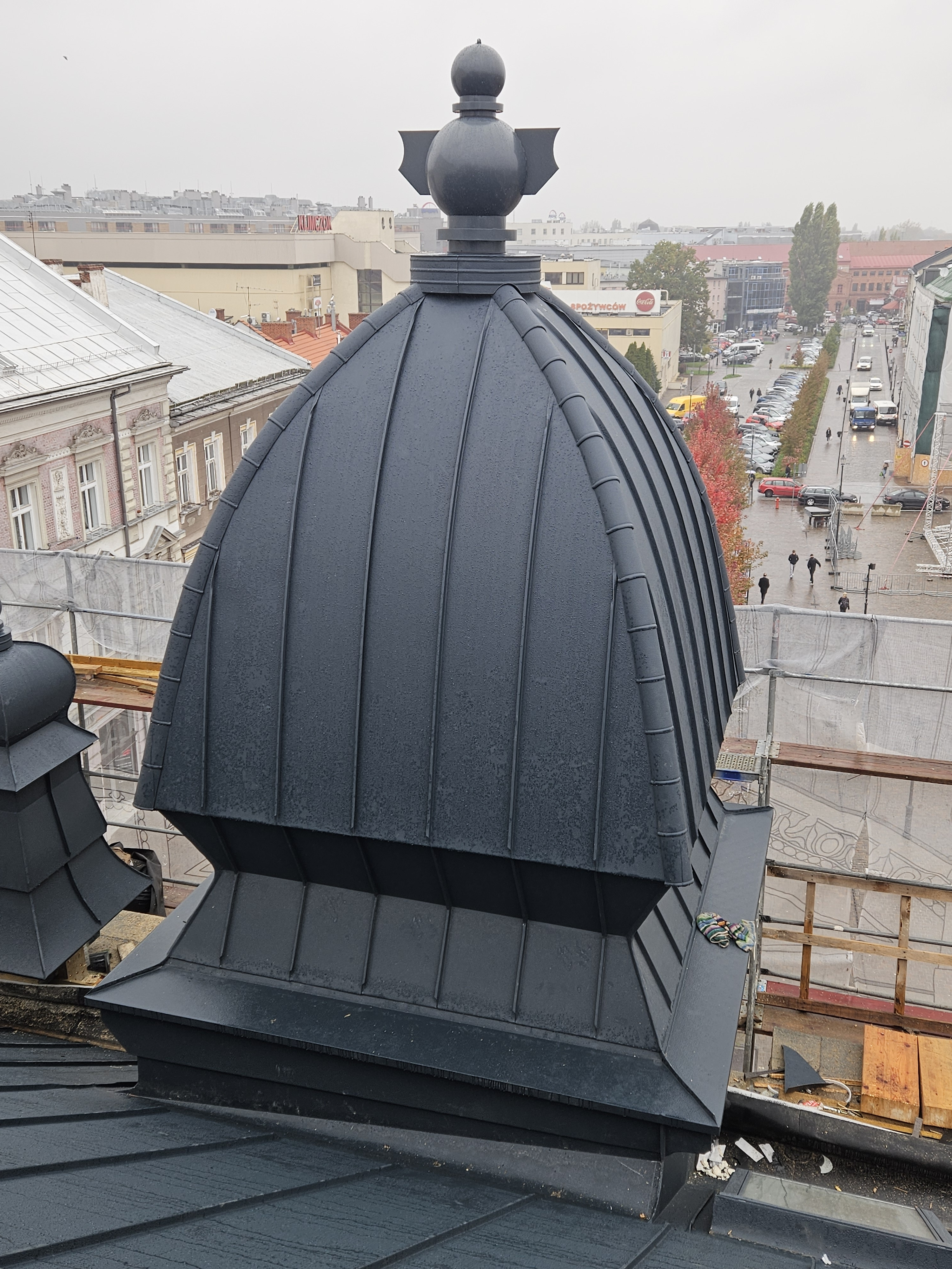 Kamienica przy 11 Listopada 36 widok na zrekonstruowany hełm na dachu.