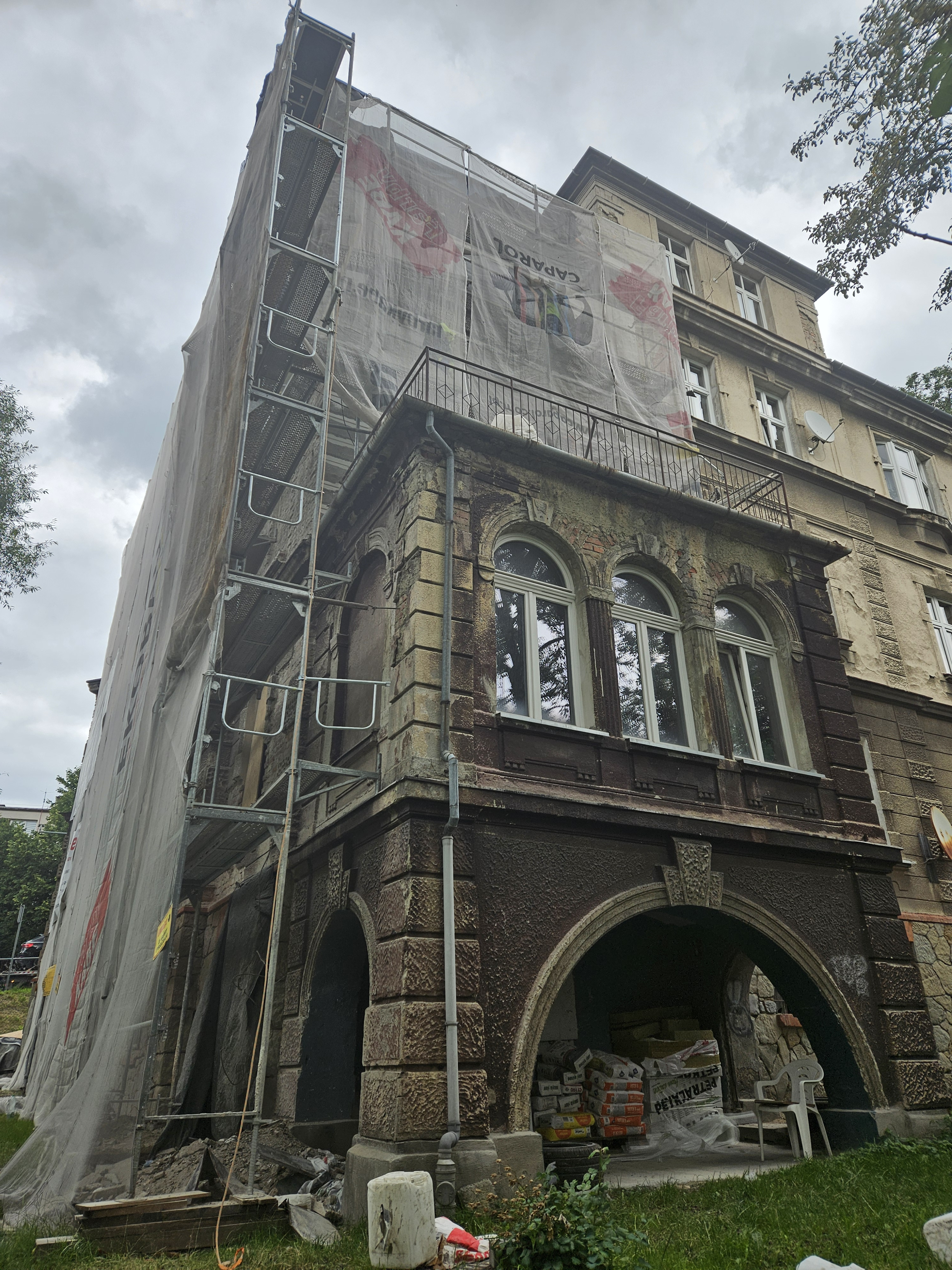 Dom przy ul. Krakowskiej 10 widok na podcień elewacji tylnej przed remontem. 