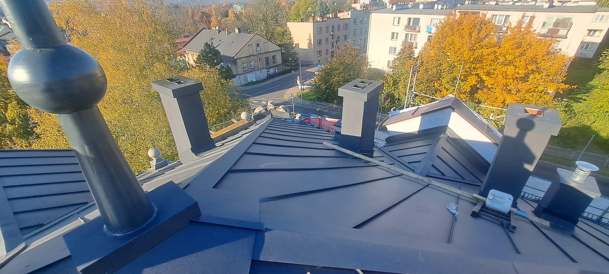Dom przy ul. Krakowskiej 10 widok na dach po remoncie. 