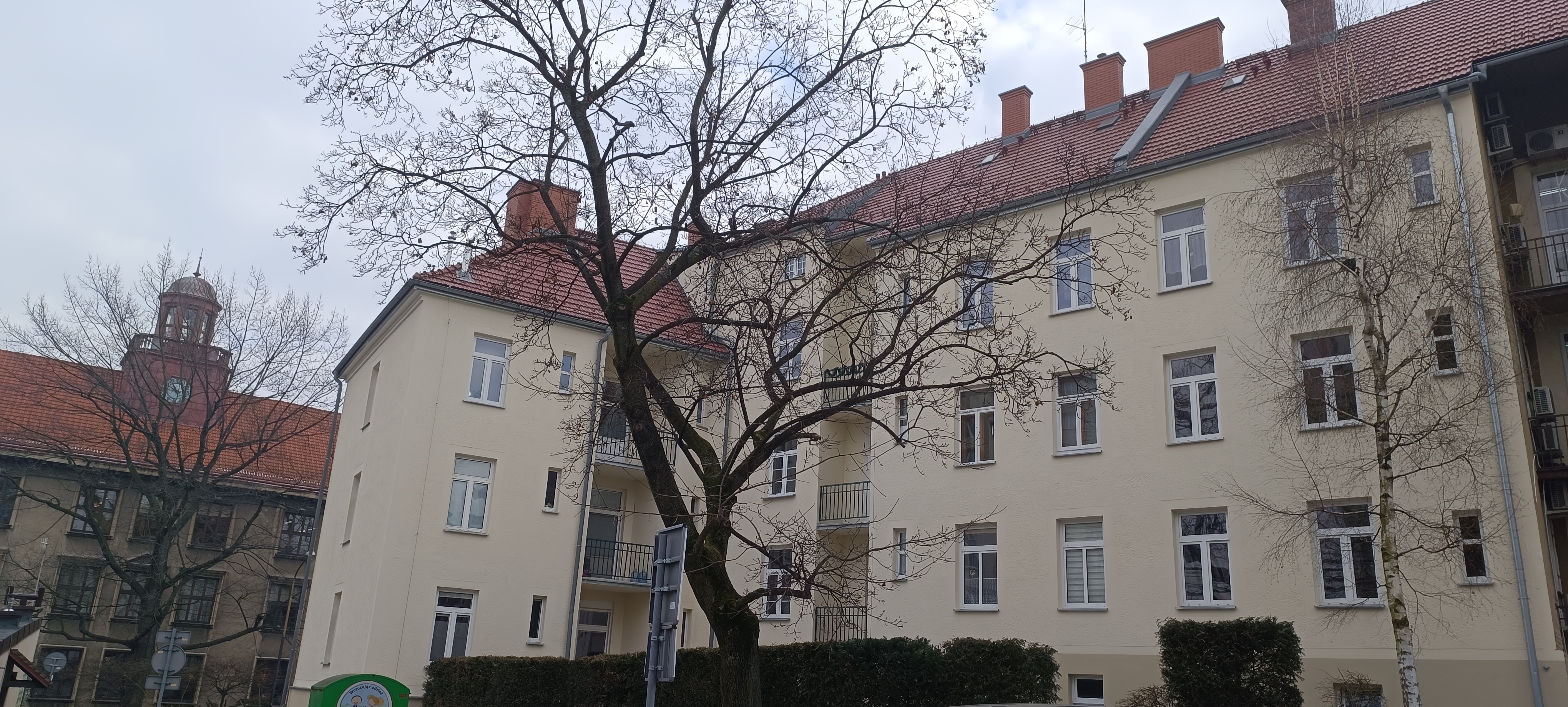 Budynek przy ul. A. Osuchowskiego 2 widok na elewację tylną po remoncie.
