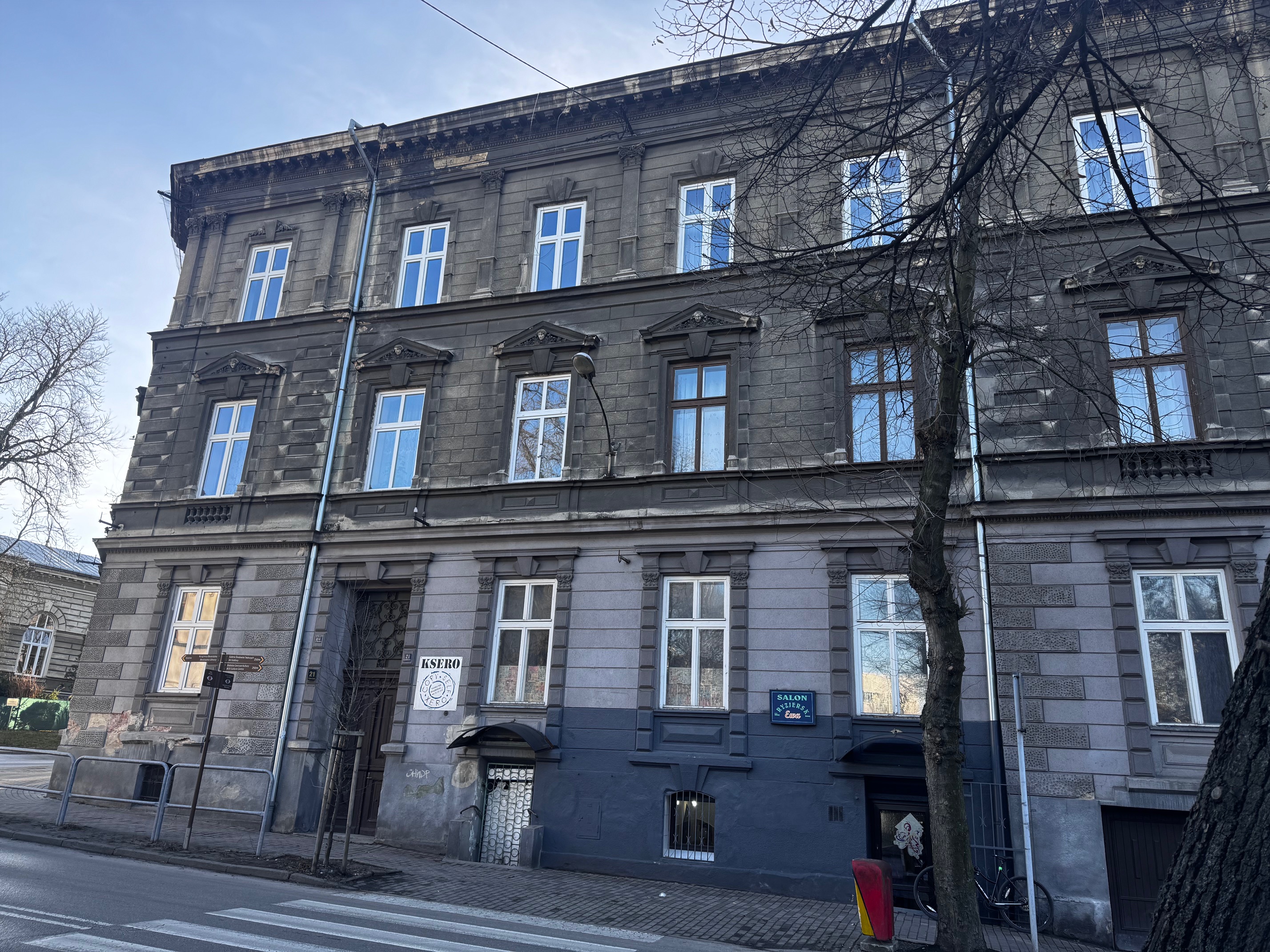 Kamienica przy ul. Słowackiego 21 widok na elewację przed remontem. 