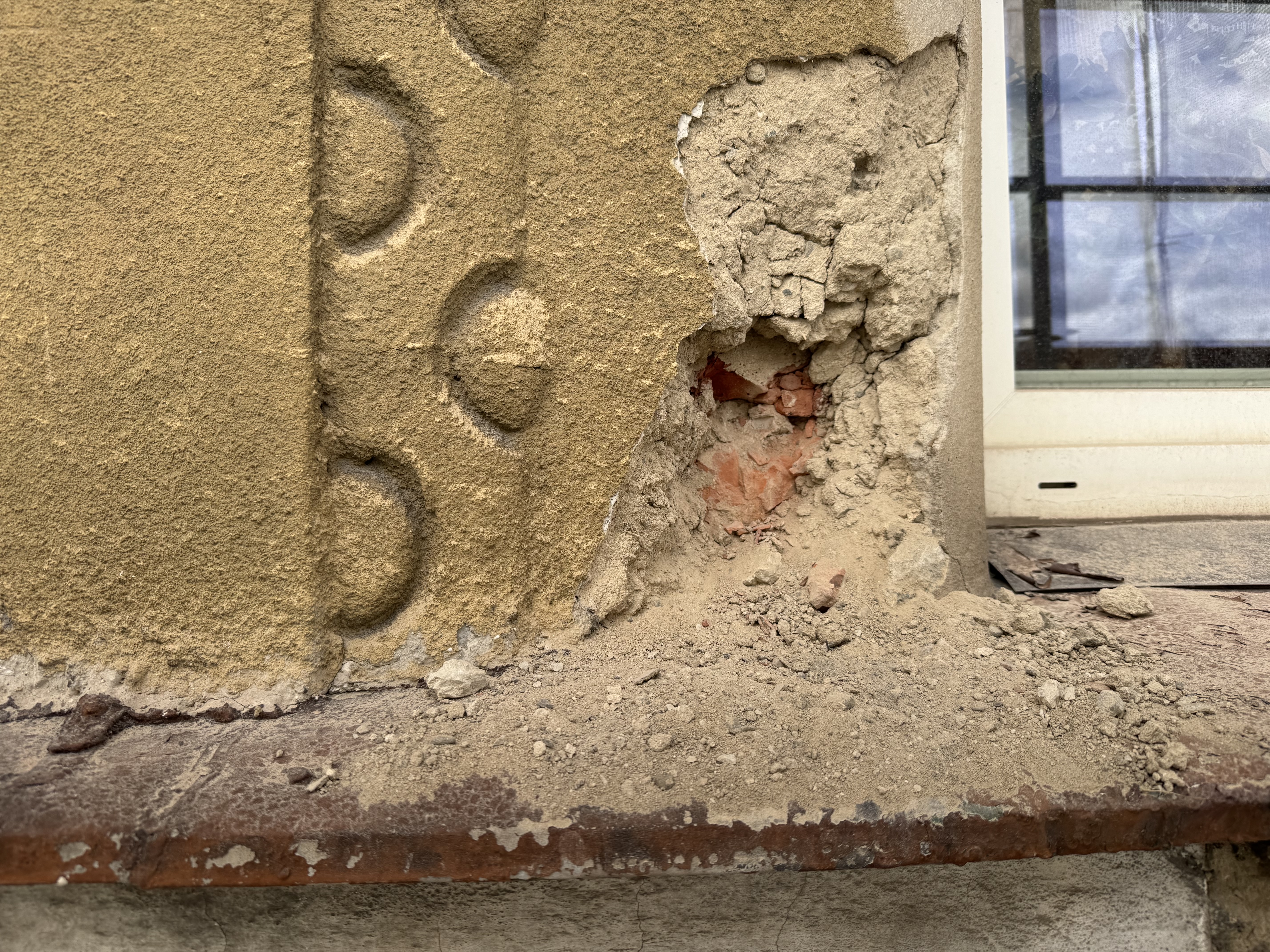 Budynek przy ul. A. Osuchowskiego 2 widok detalu elewacji przed remontem.