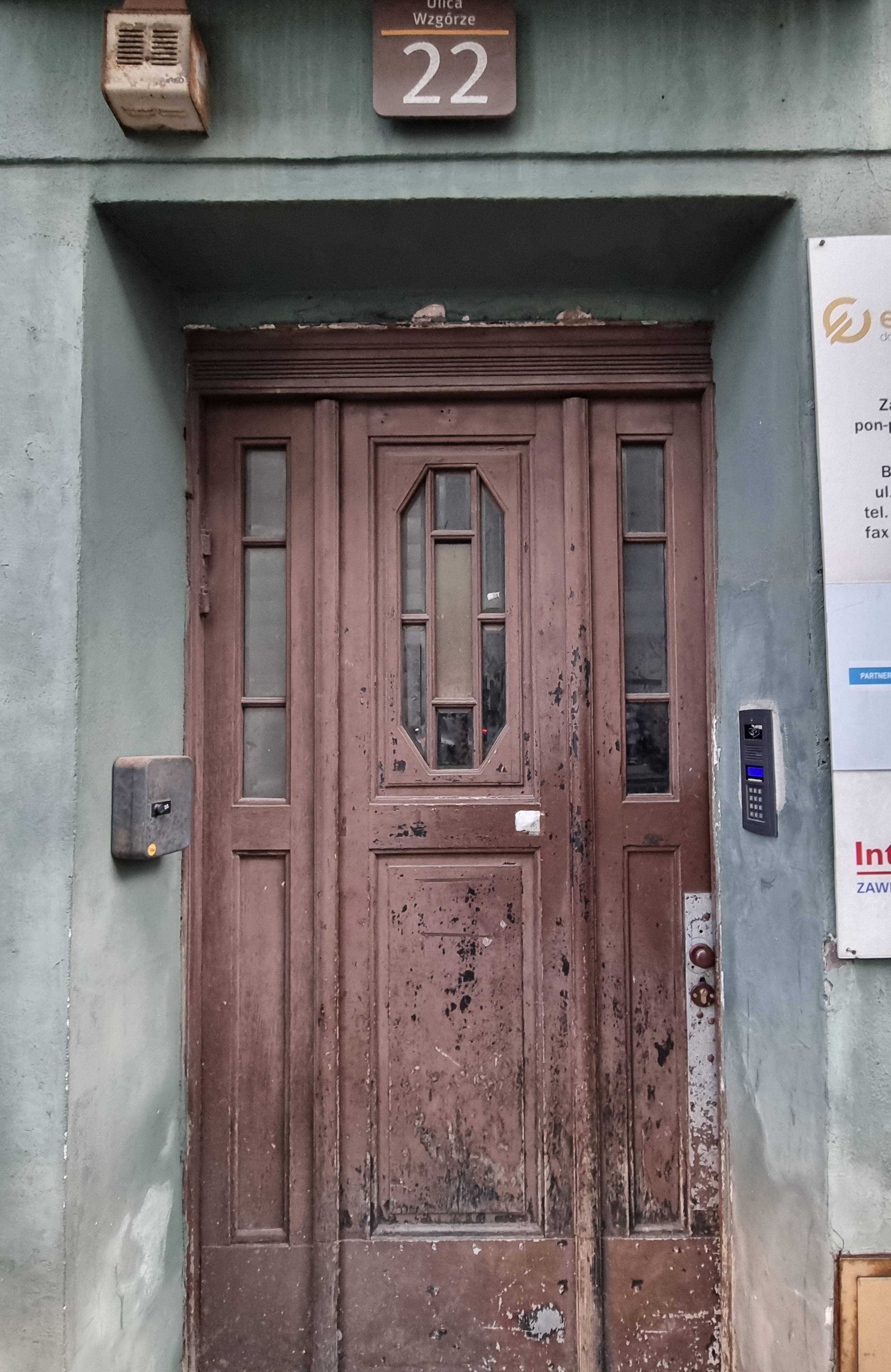 Kamienica przy ul. Wzgórze 22 stolarka drzwi przed remontem. 