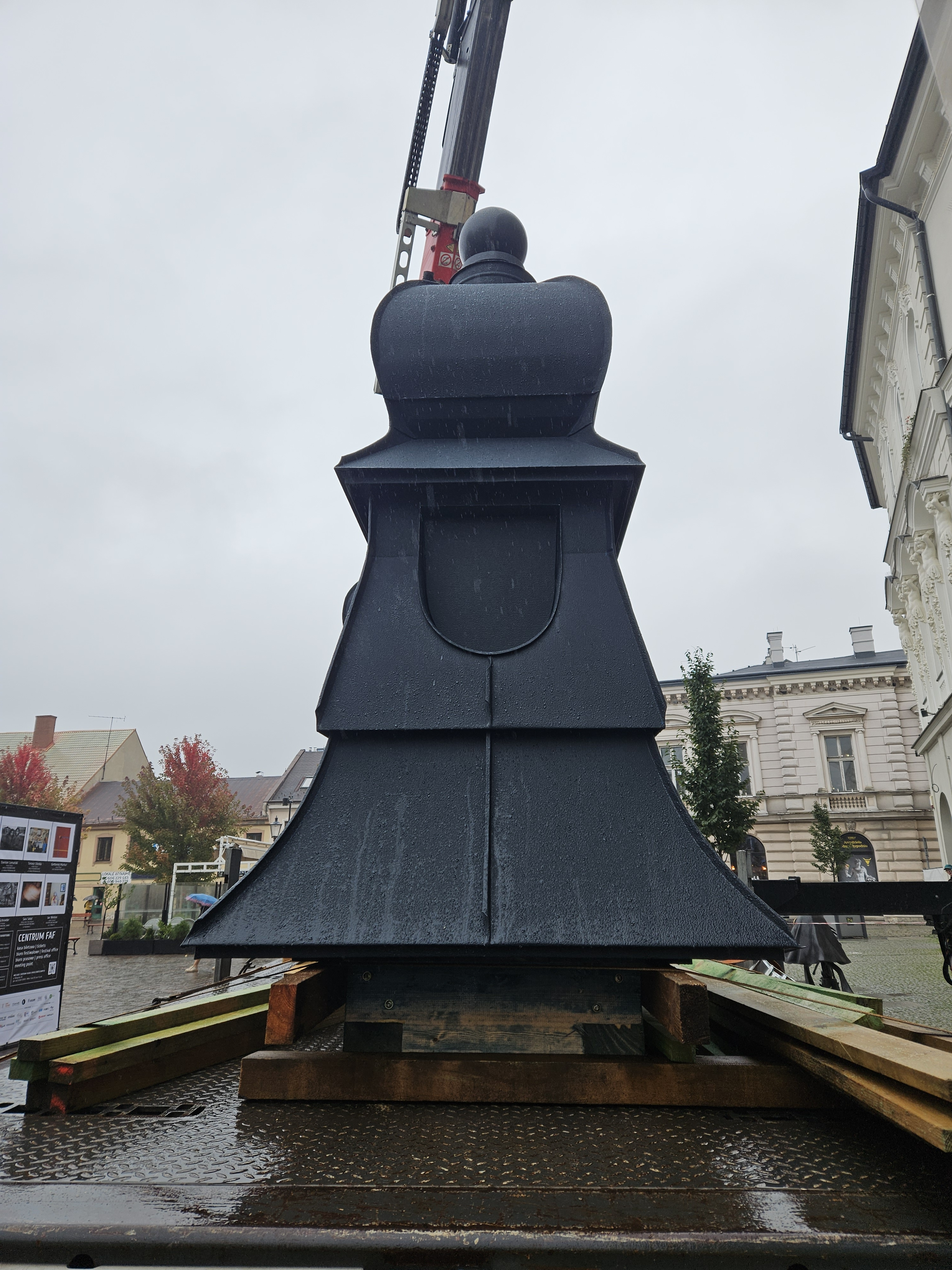 Kamienica przy 11 Listopada 36 montaż sterczyny na dachu.