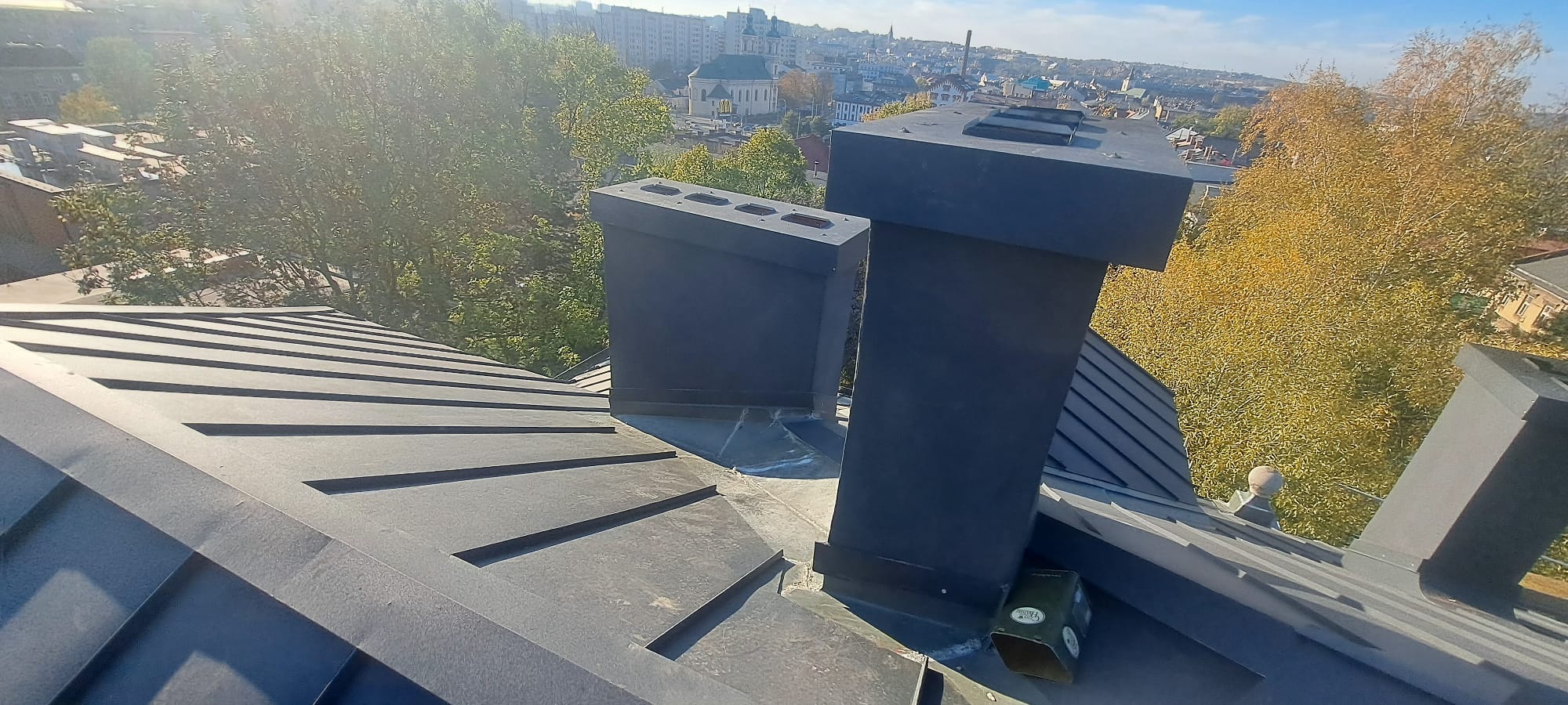 Dom przy ul. Krakowskiej 10 widok na dach po remoncie. 