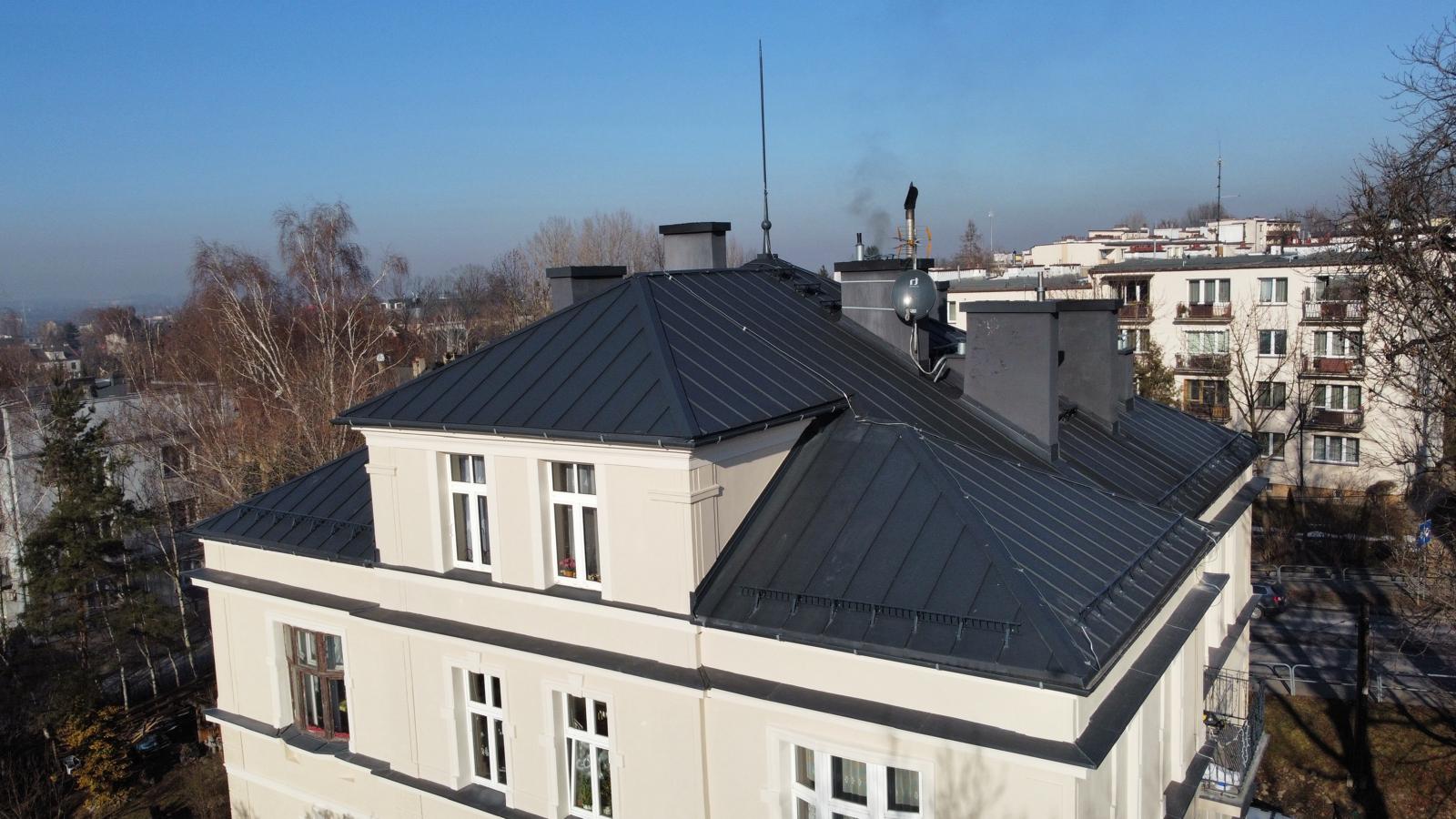 Dom przy ul. Krakowskiej 10 widok na dach po remoncie. 