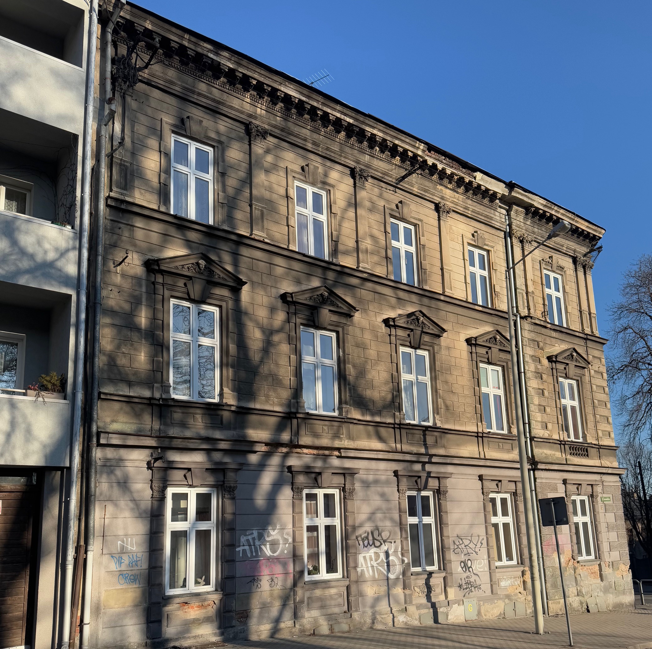 Kamienica przy ul. Słowackiego 21 widok na elewację przed remontem. 