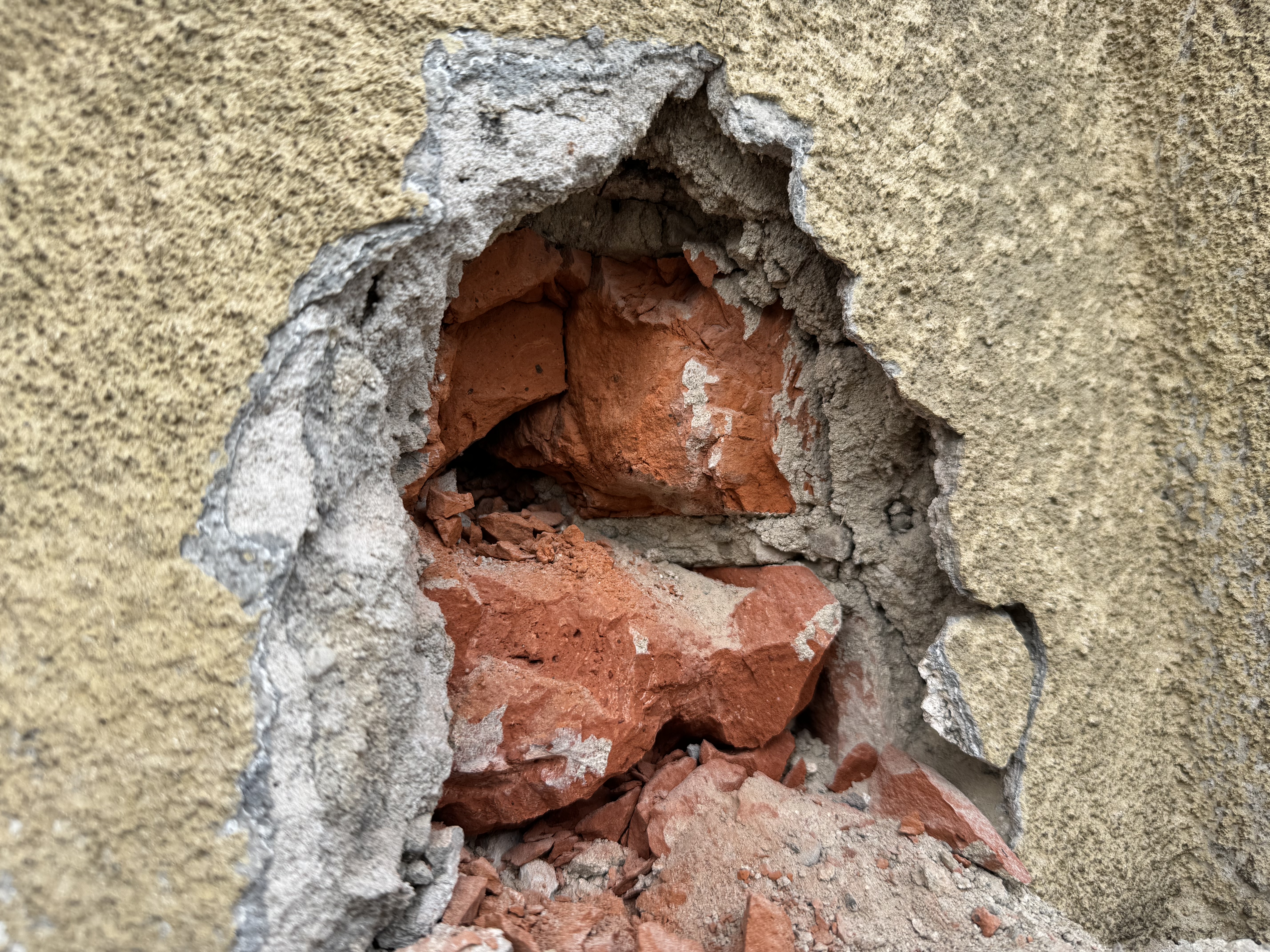 Budynek przy ul. A. Osuchowskiego 2 widok ubytków elewacji przed remontem.