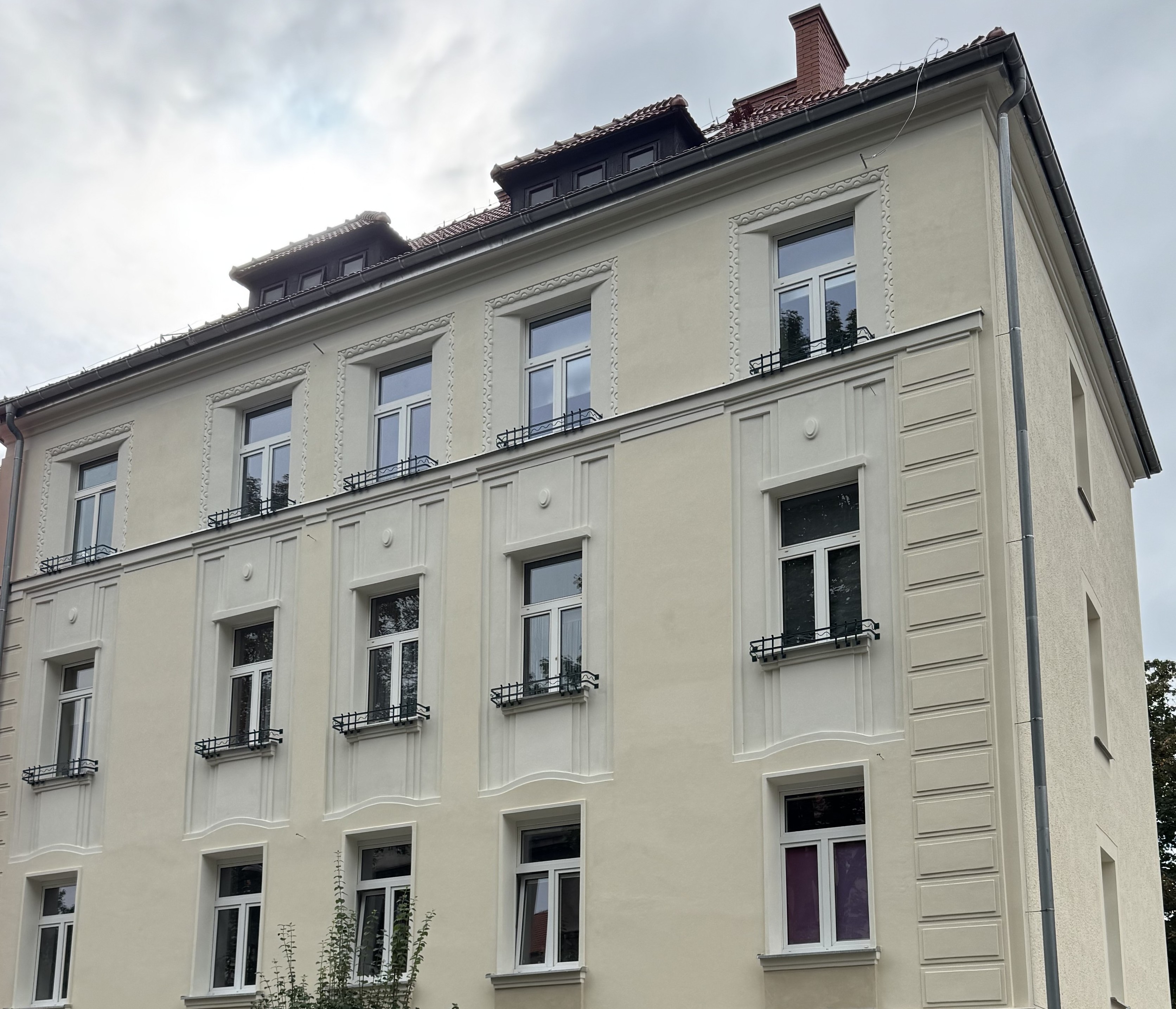 Budynek przy ul. A. Osuchowskiego 2 widok na elewacje po remoncie.