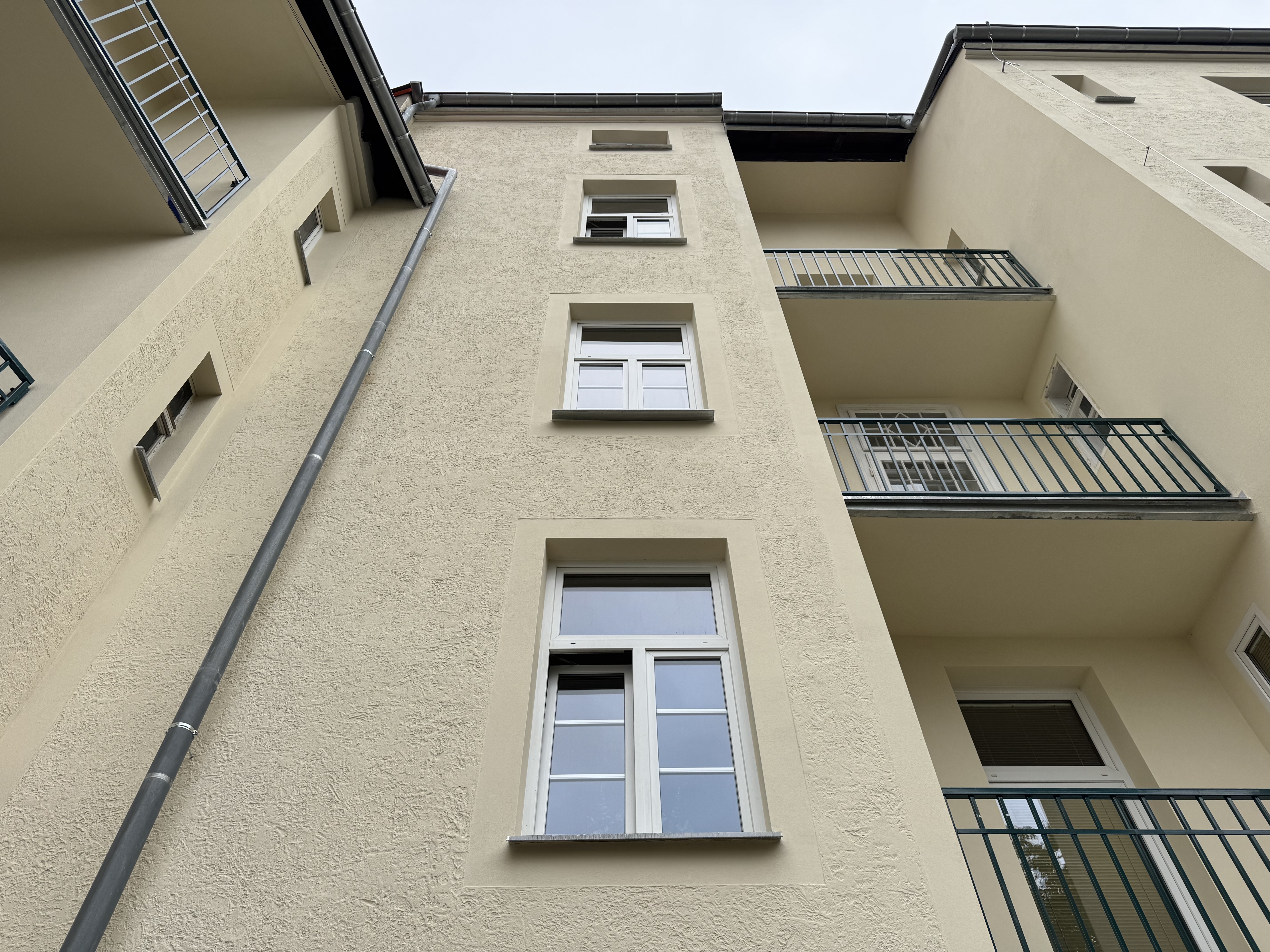 Budynek przy ul. A. Osuchowskiego 2 widok na elewację tylną po remoncie.