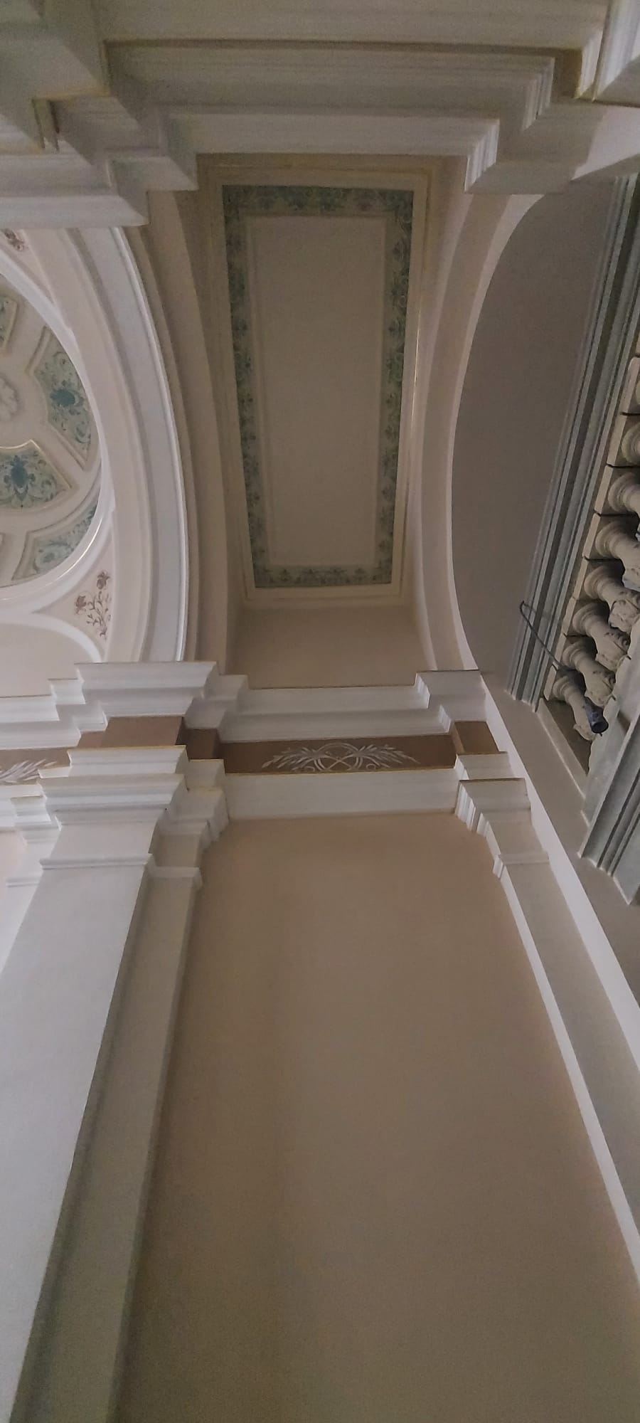 Kamienica 3 Maja 23 sień wejściowa wraz z polichromią po konserwacji.