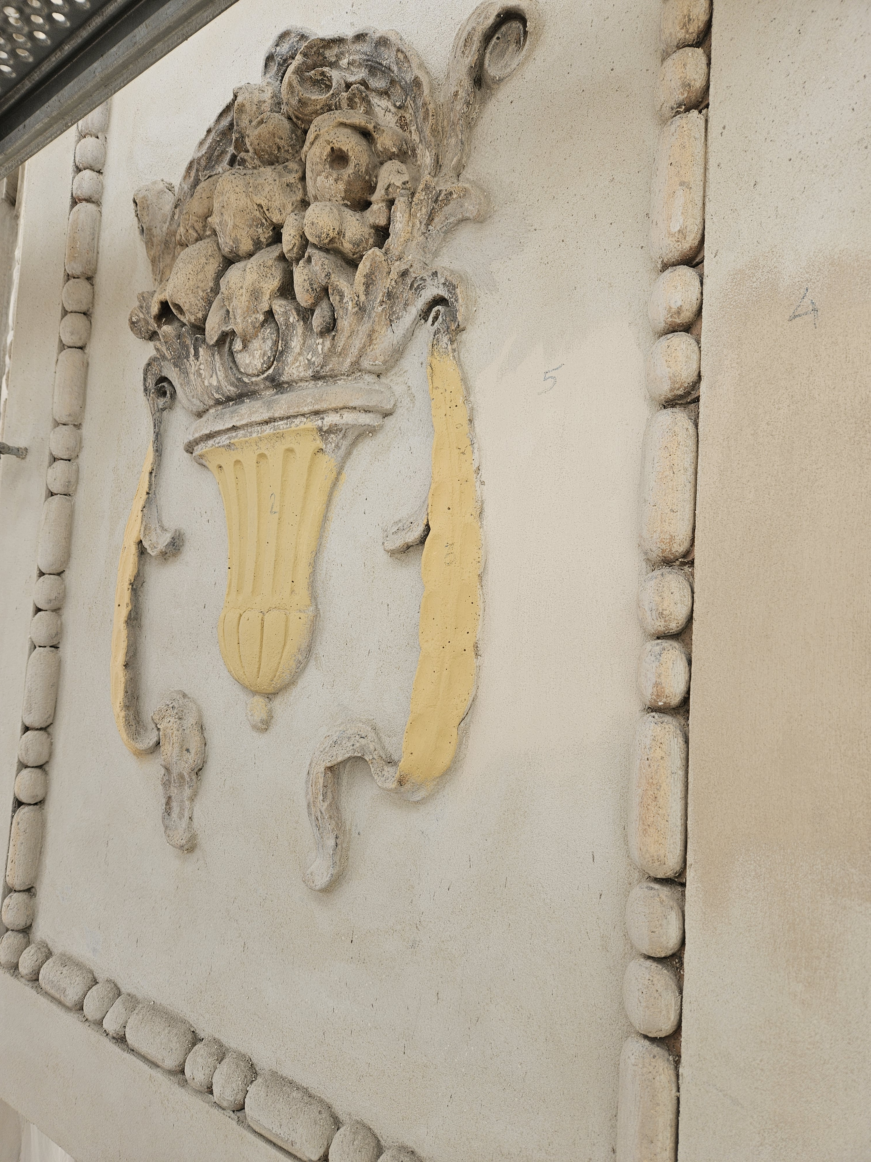Kamienica przy 11 Listopada 4 widok detalu elewacji w trakcie czyszczenia i uzupełniania.